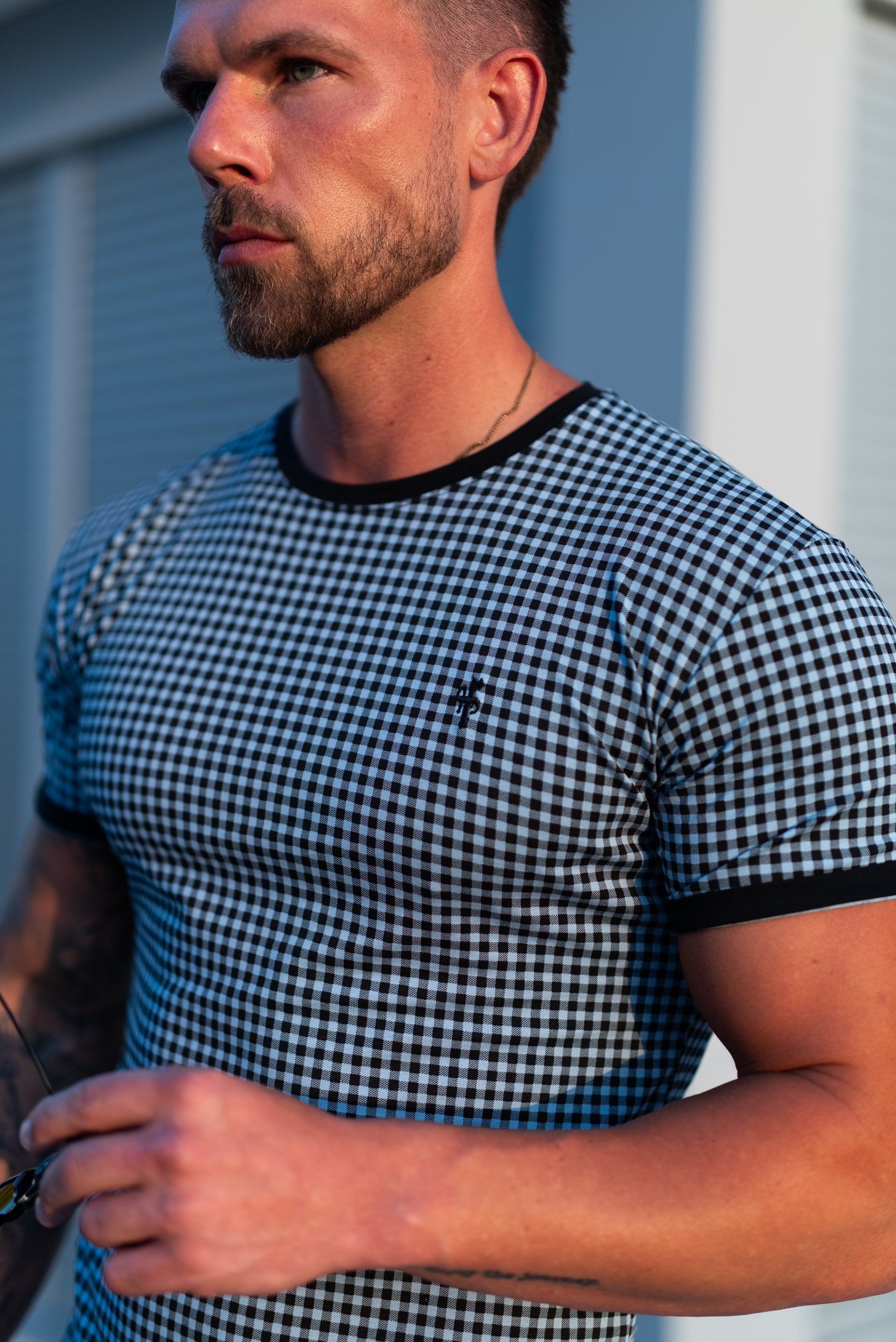 Bedrucktes, schwarz/blau kariertes, tailliertes T-Shirt - FSH1240