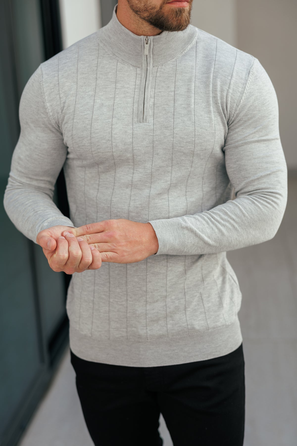 Gestreifter Strickpullover mit 1/4-Reißverschluss und Stehkragen, silbergrau, langärmlig - FSR051