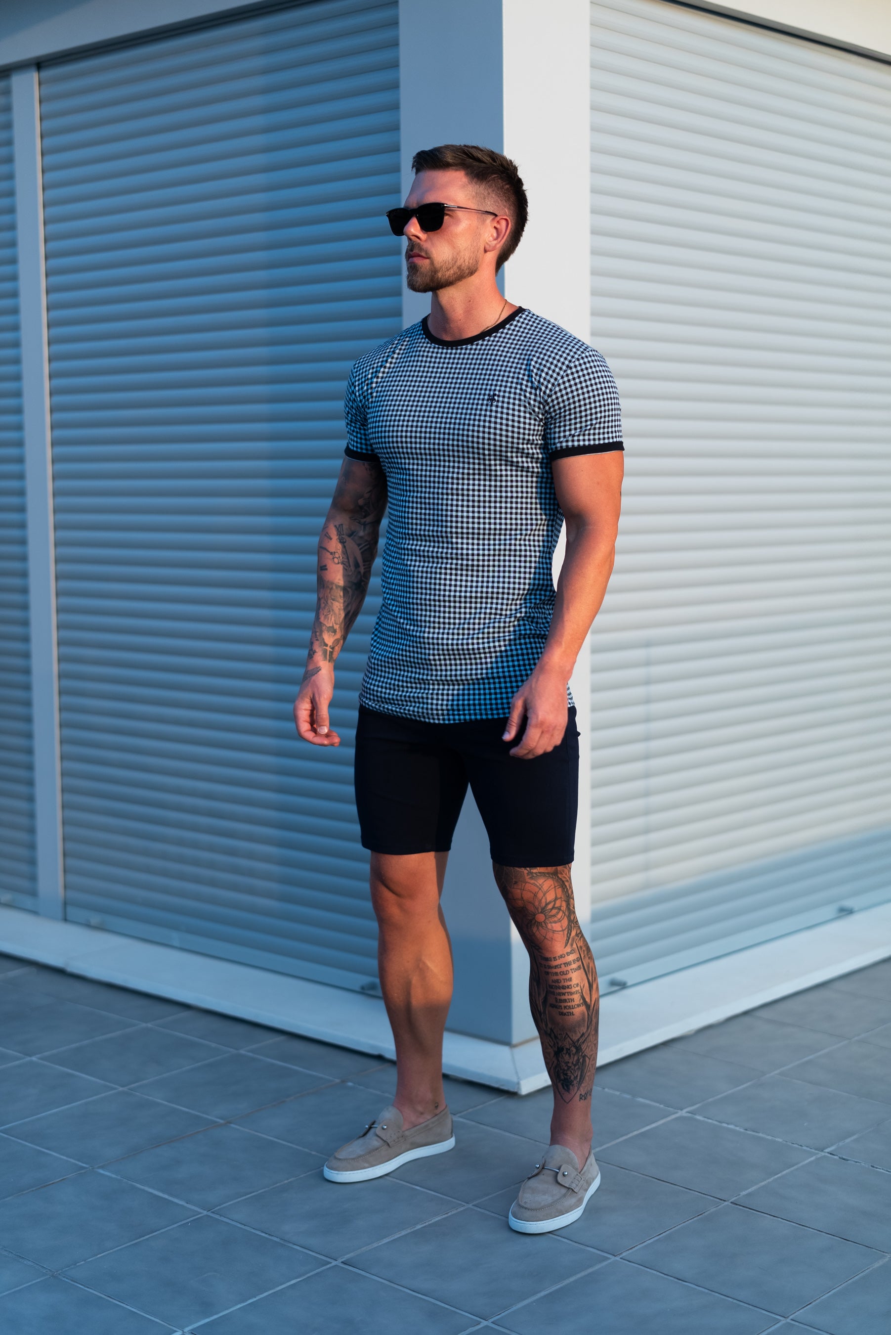 Bedrucktes, schwarz/blau kariertes, tailliertes T-Shirt - FSH1240