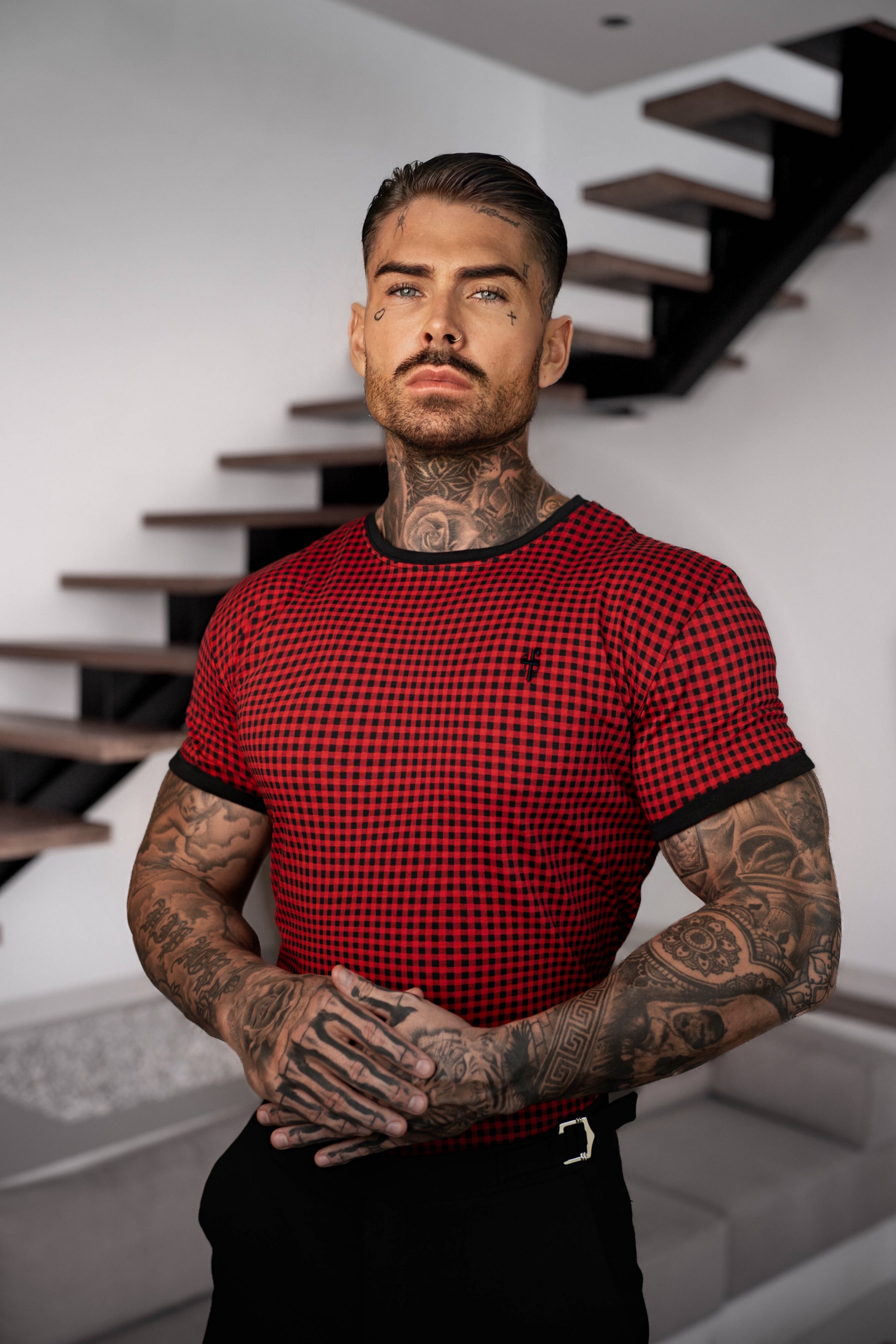 Bedrucktes, schwarz/rot kariertes, tailliertes T-Shirt - FSH1237