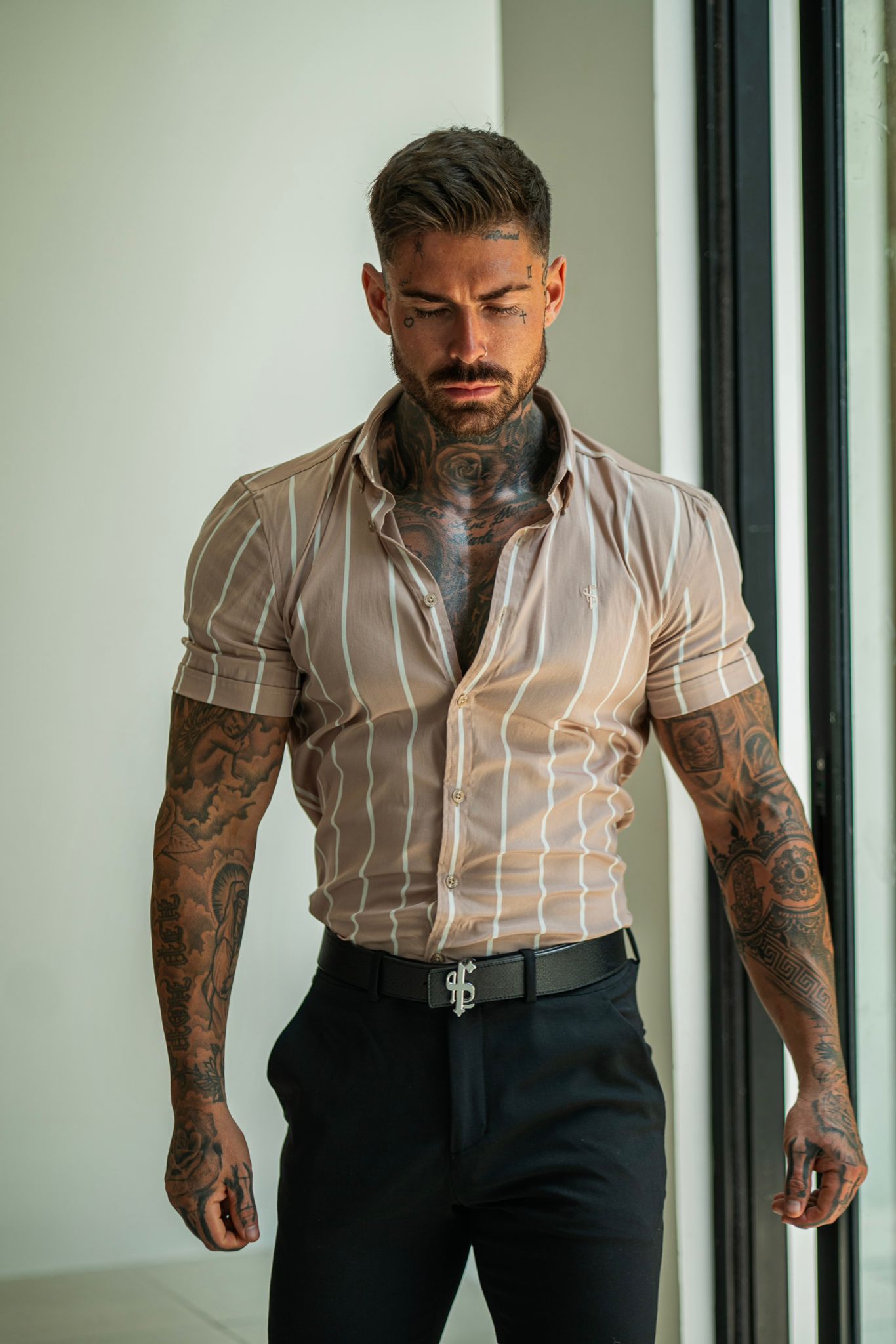 Super Slim Stretch Taupe-farbenes Hemd mit breiten Streifen und Kurzarm mit Button-Down-Kragen – FS1066 (VORBESTELLUNG 31. MAI)