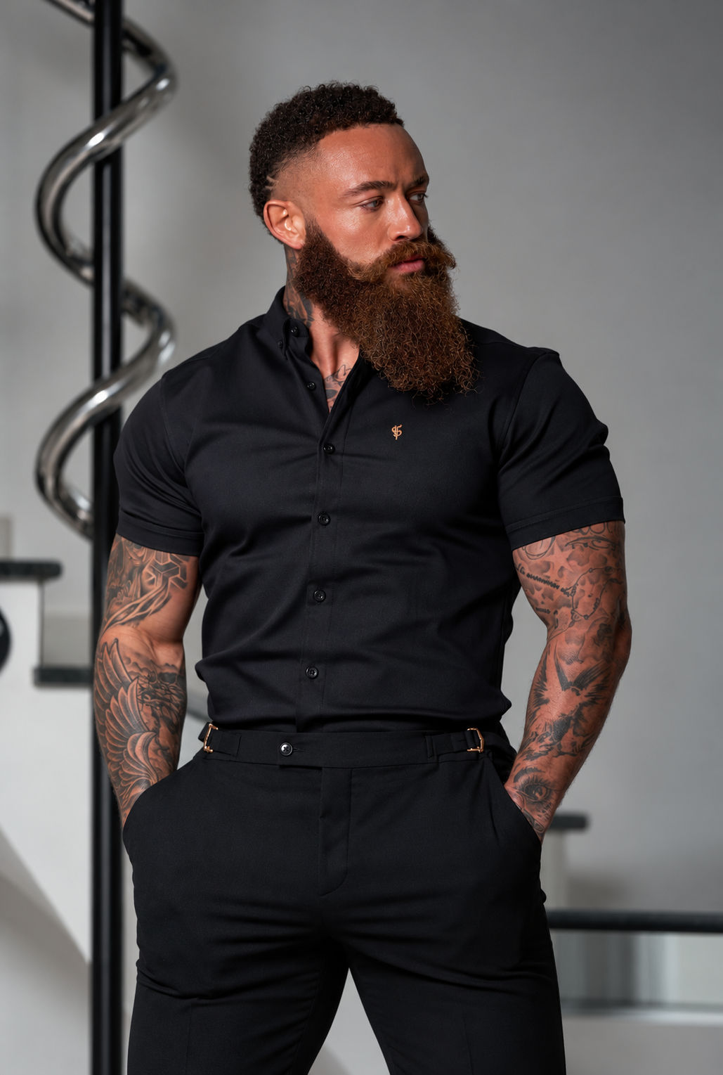 Super Slim Stretch Jeanshemd in Schwarz, kurzärmelig, mit goldenem Metalldekor und Button-Down-Kragen – FS1041 (VORBESTELLUNG 18. OKTOBER)