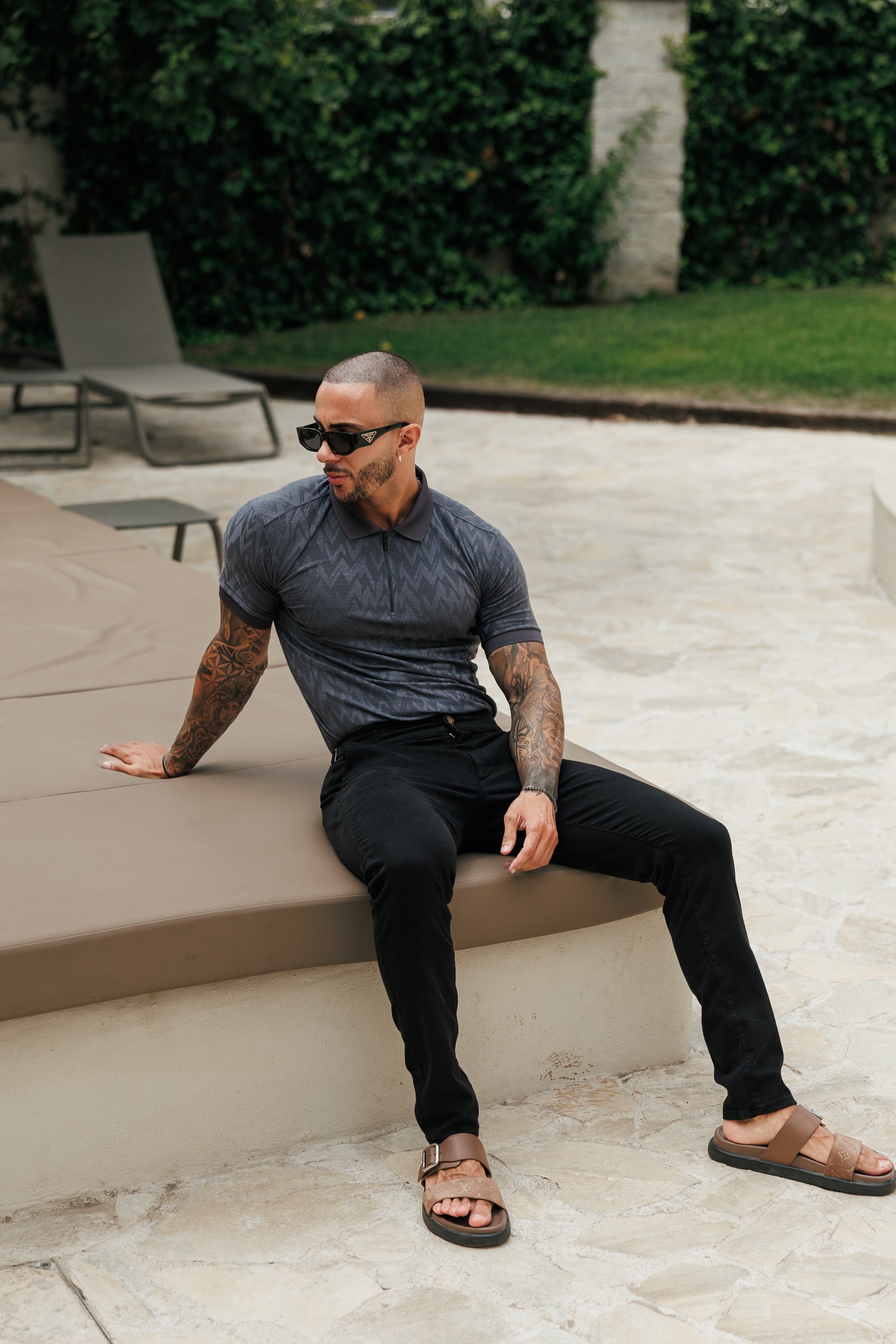 Schwarze Chino-Hose mit seitlicher Verstelllasche - FSH1491