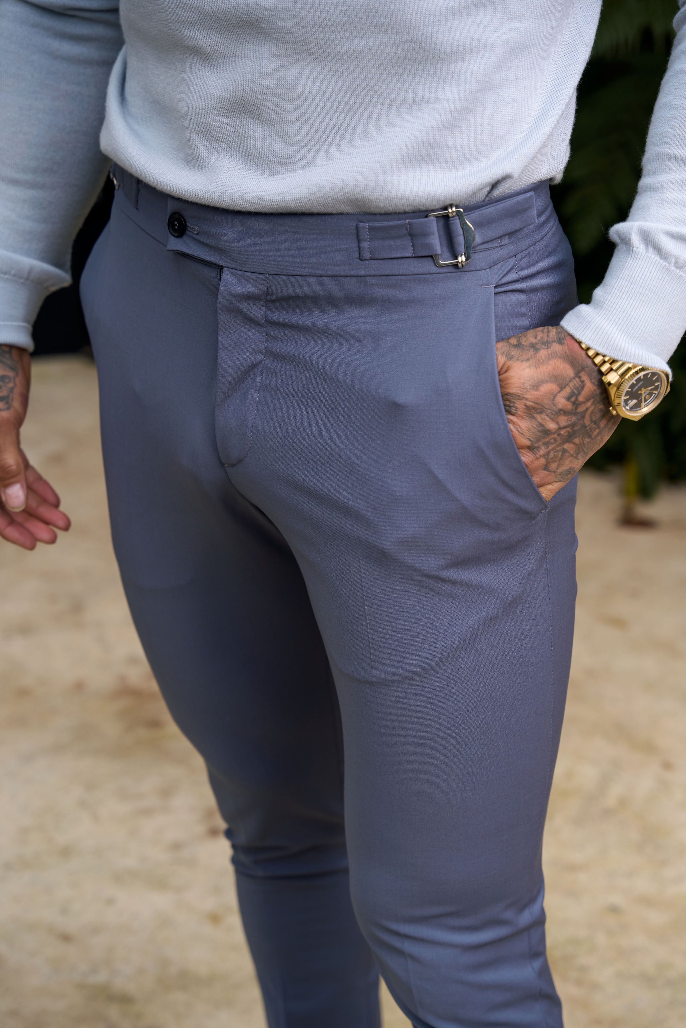 Schmale, elegante graue Stretchhose mit seitlichen Verstellmöglichkeiten - FST024