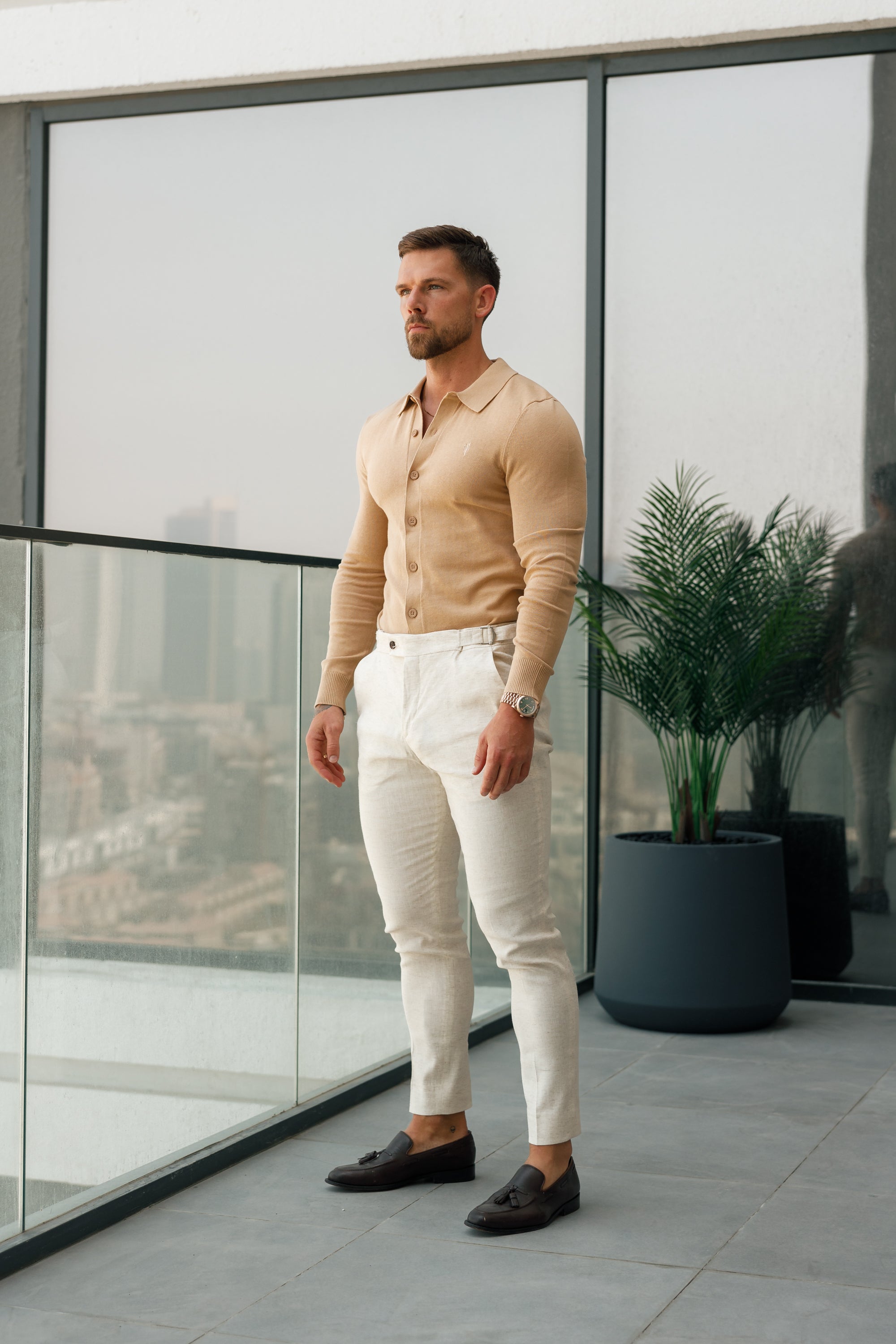 Schmale, elegante cremefarbene Leinenhose mit seitlichen Verstellmöglichkeiten - FST020