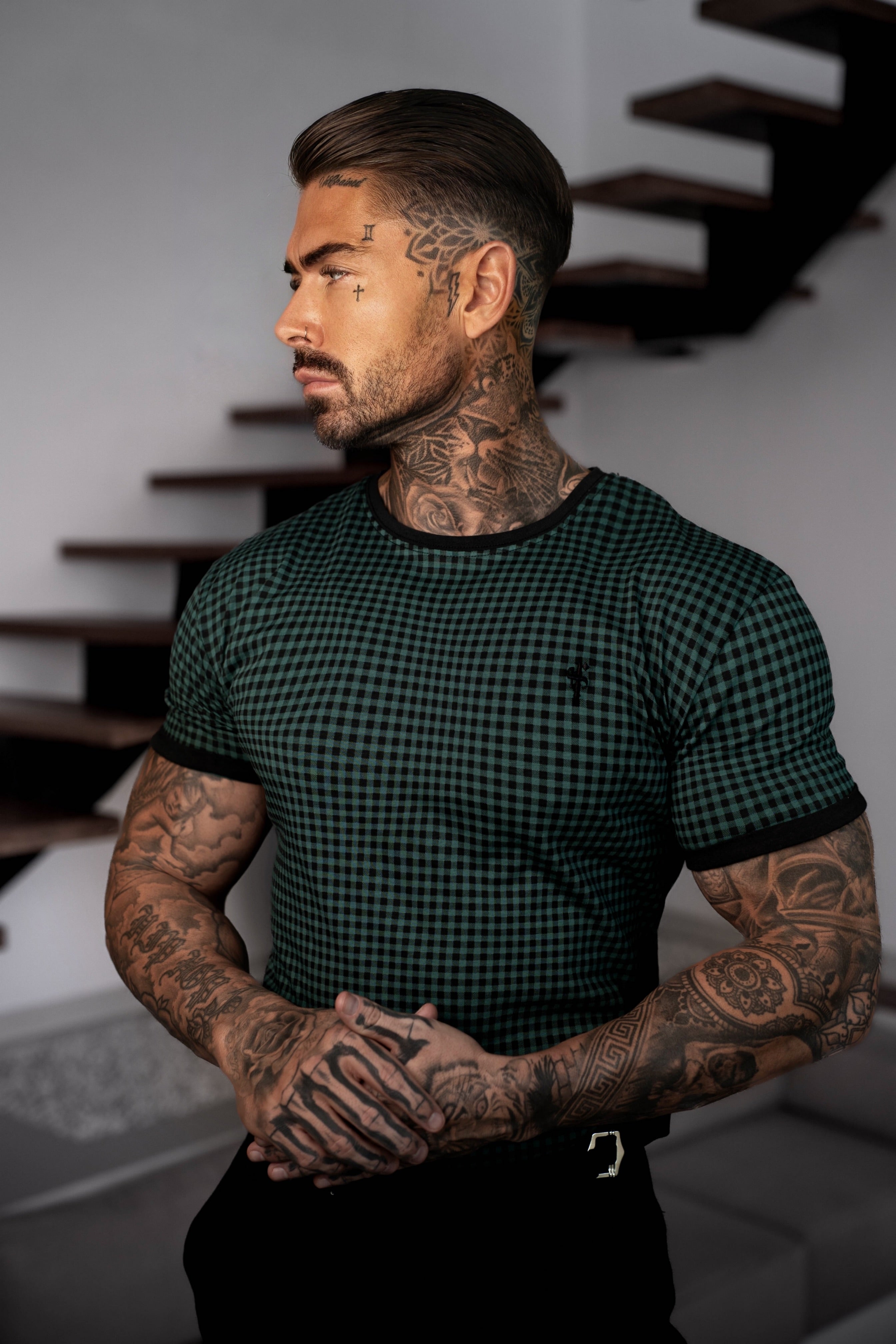 Bedrucktes, waldgrün/schwarz kariertes, tailliertes T-Shirt - FSH1241