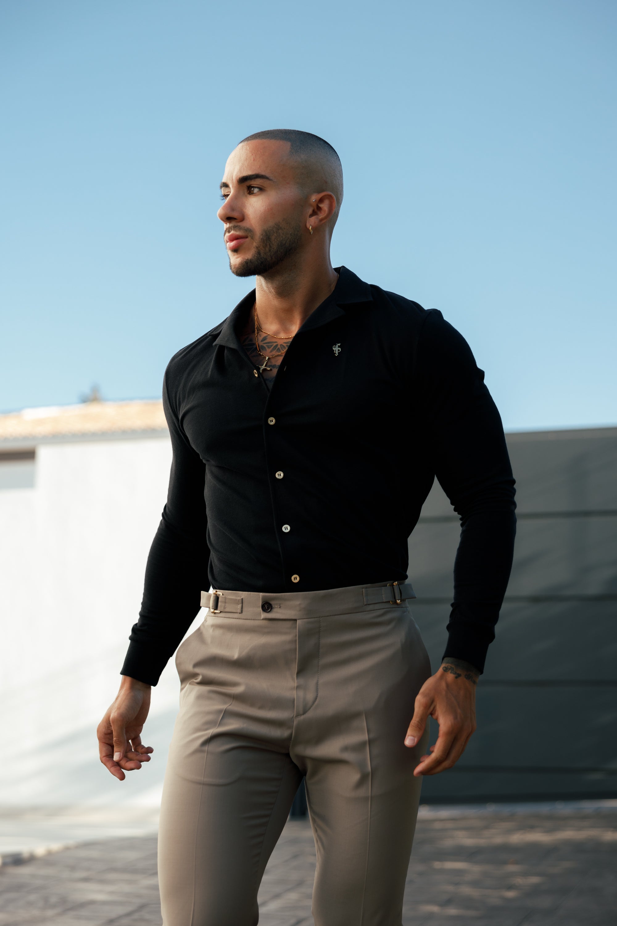 Schmale, elegante Stretchhose in Tabakbraun mit seitlichen Verstellmöglichkeiten - FST023