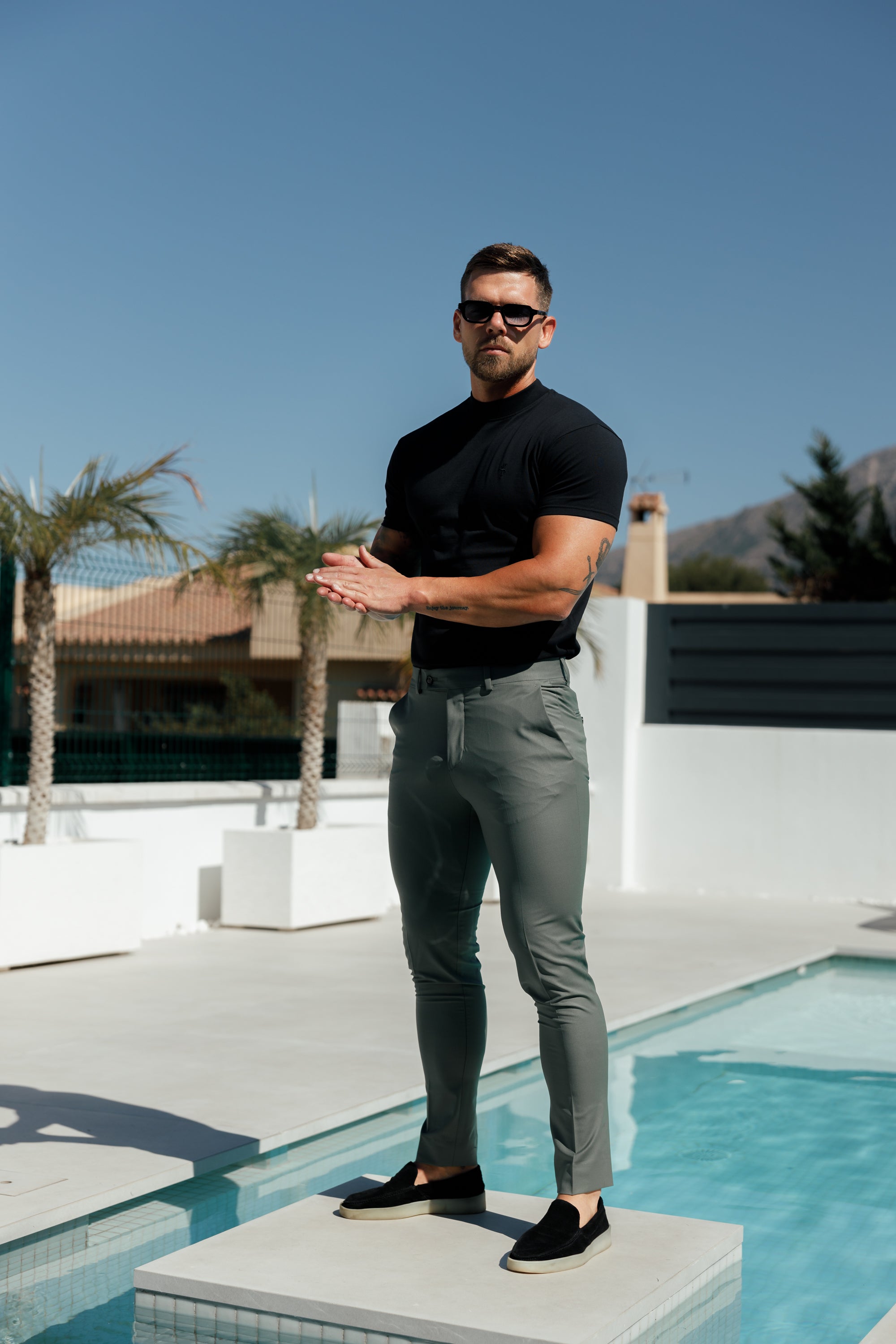 Schmale, elegante Khaki-Stretchhose - FST027