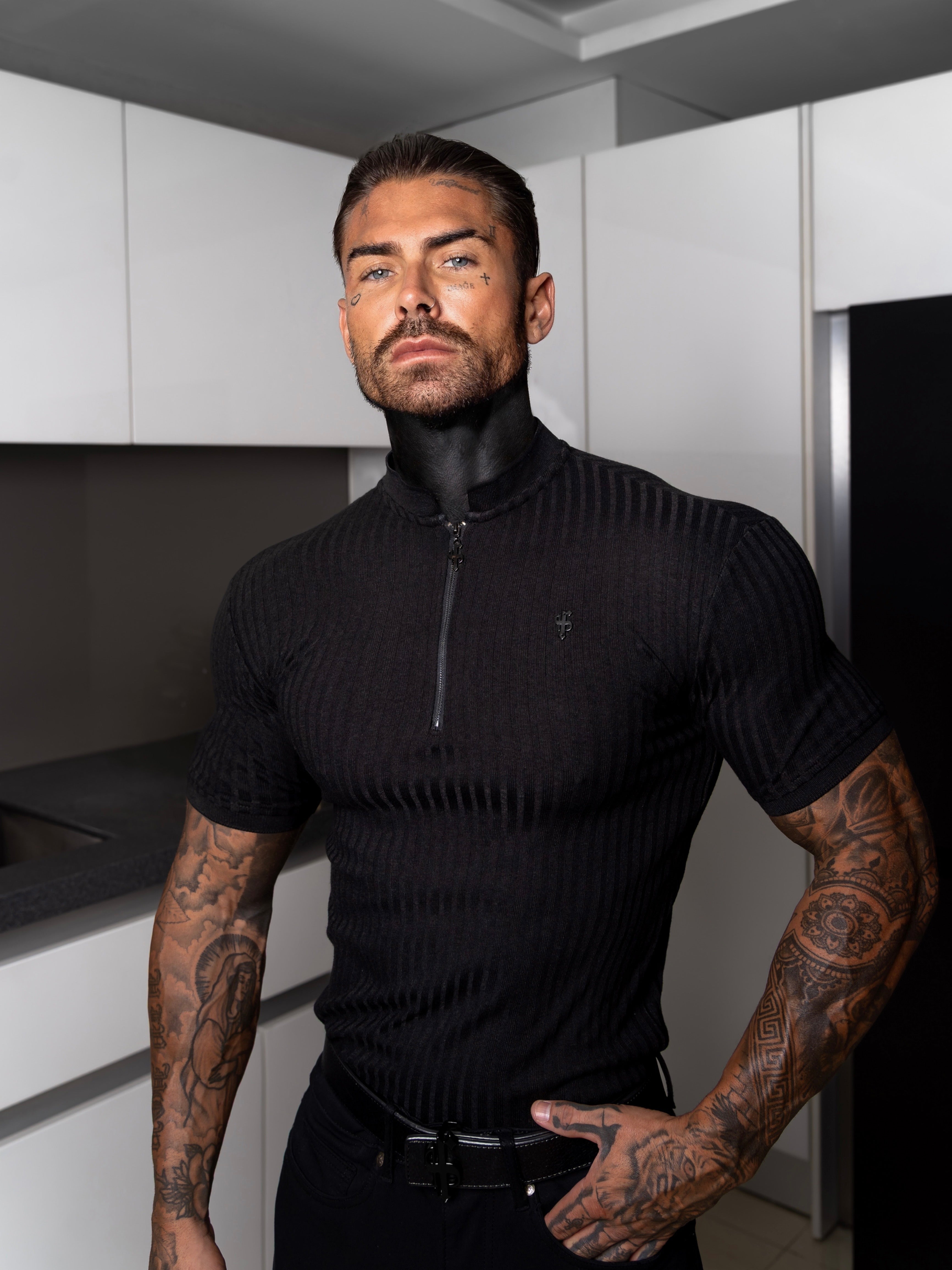 Super Slim Schwarzes Kurzarmhemd mit Rippstrick und Stehkragen - FSH1446