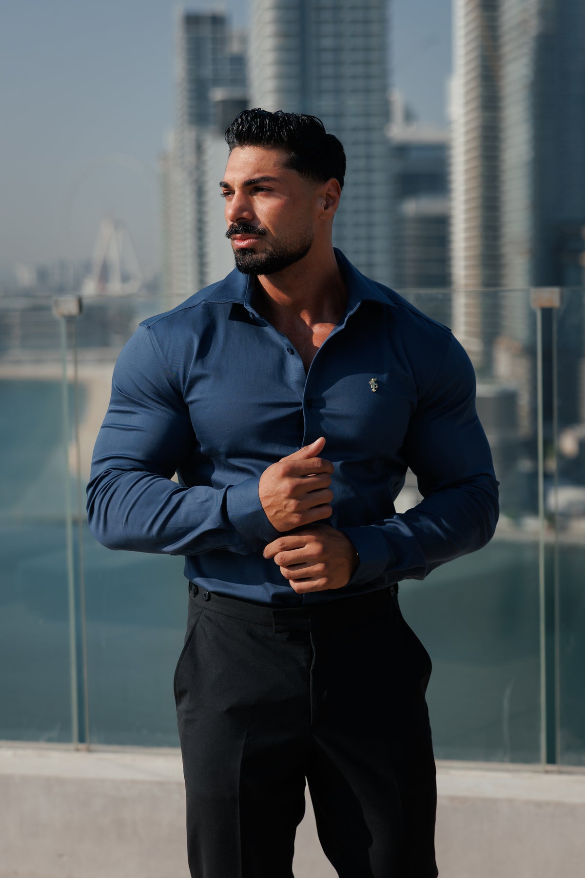 Super Slim Stretch Denim-Langarmhemd in New Navy mit goldfarbenem Metalldetail und Haikragen - FS1314