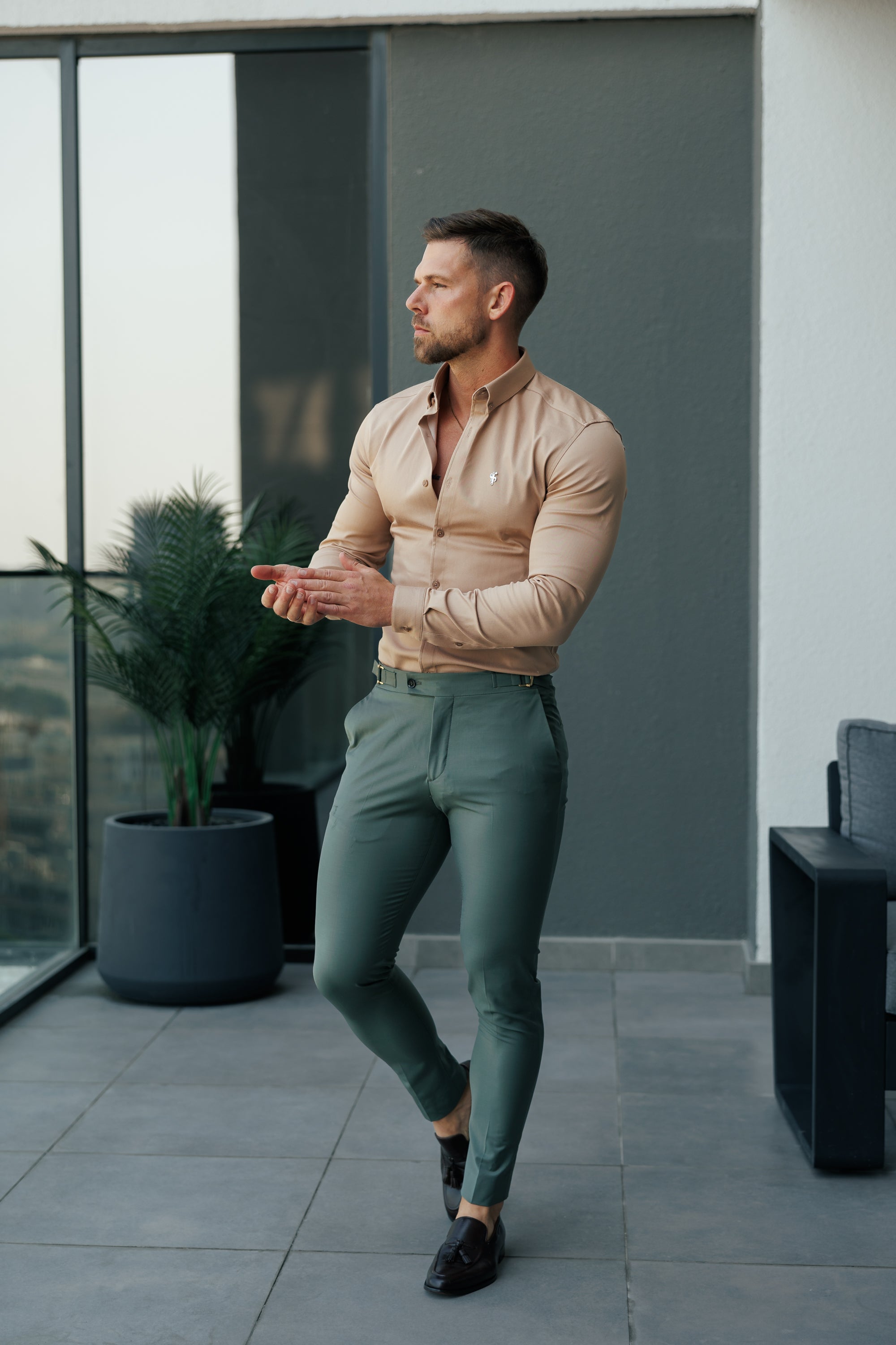 Schmal geschnittene, formelle Khaki-Stretchhose mit seitlichen Verstellmöglichkeiten - FST026