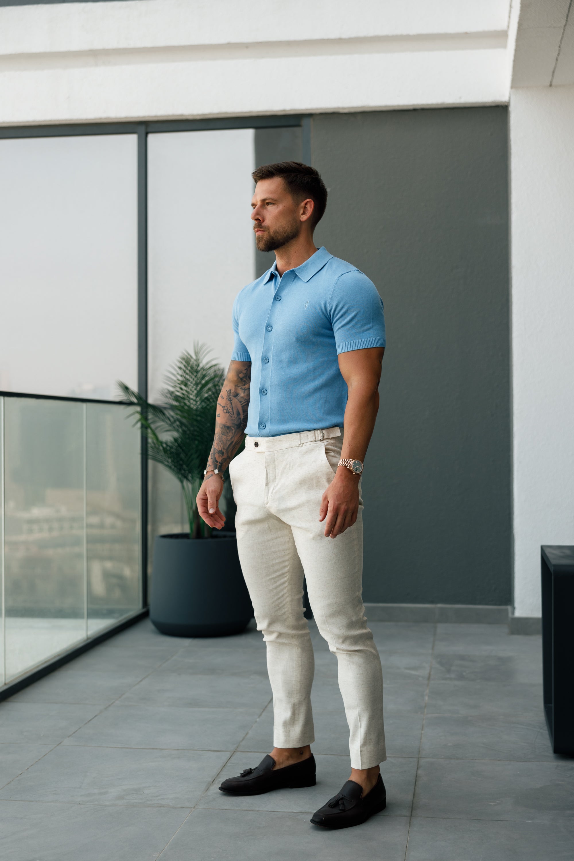 Schmale, elegante cremefarbene Leinenhose mit seitlichen Verstellmöglichkeiten - FST020