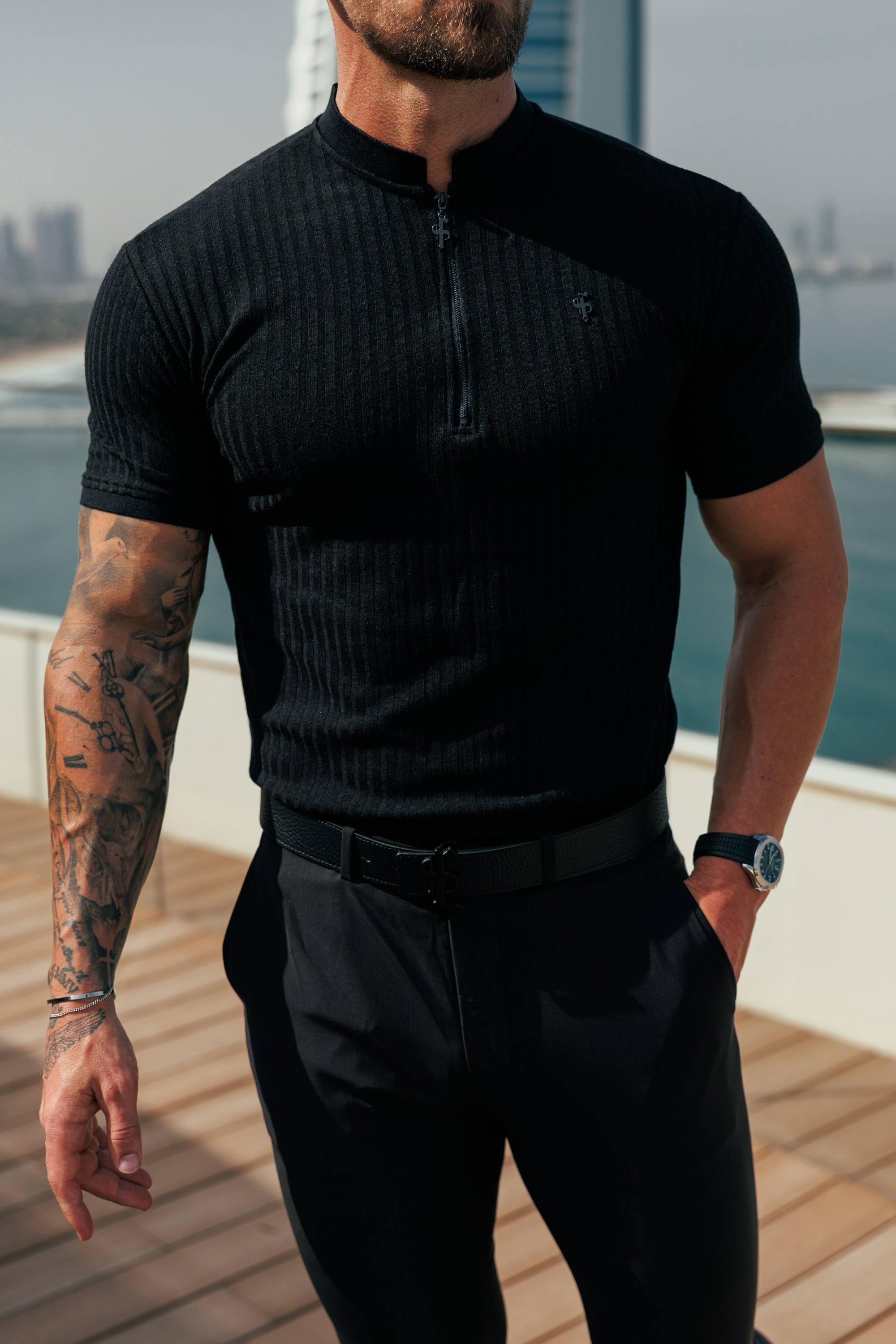 Super Slim Schwarzes Kurzarmhemd mit Rippstrick und Stehkragen - FSH1446