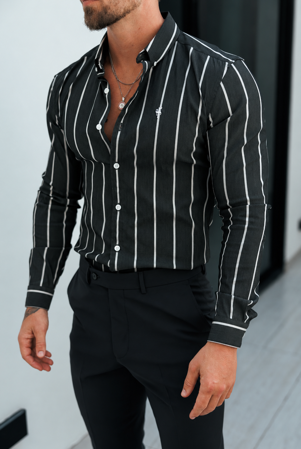 Super Slim Stretch Langarmshirt mit breiten Streifen in Anthrazit/Weiß und Button-Down-Kragen - FS1224
