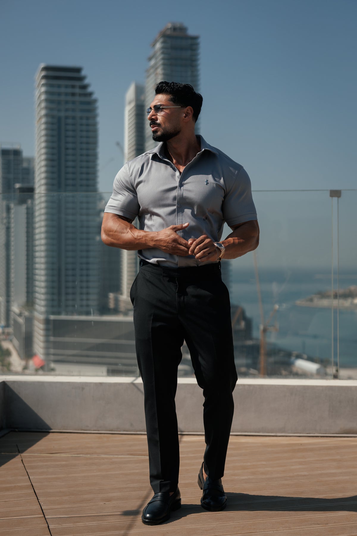 Super Slim Stretch Denim-Kurzarmhemd in Mittelgrau mit silbernem Metalldetail und Haikragen - FS1327