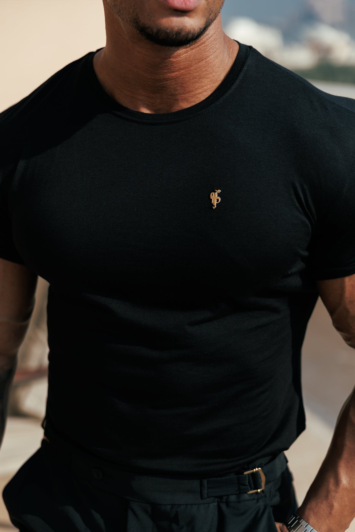 Schwarzes Bamboo Crew-T-Shirt mit goldenem Metall-Emblem FSH1382 (VORBESTELLUNG 30. OKTOBER)