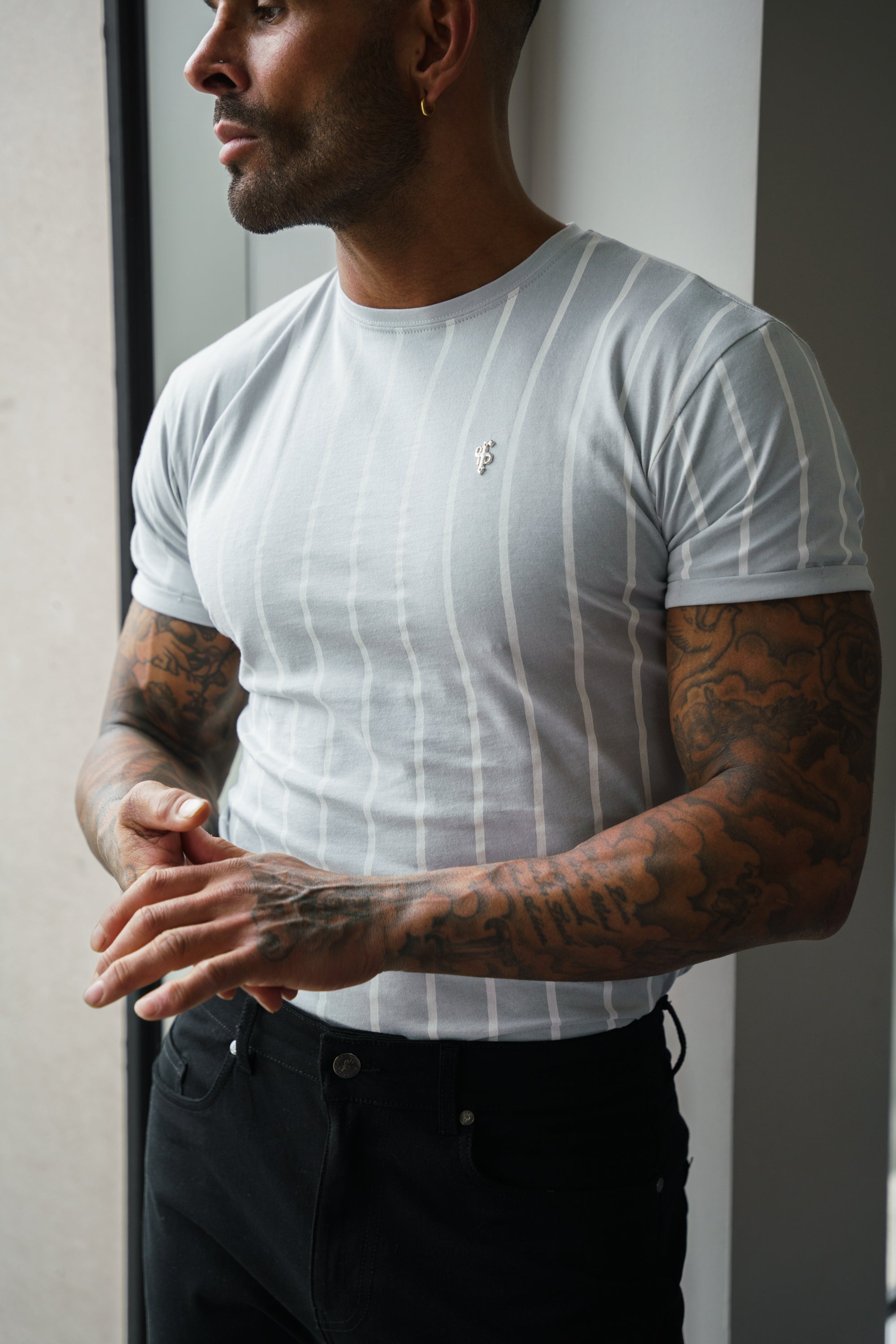 Bedrucktes, hellgrau/weiß gestreiftes, tailliertes T-Shirt - FSH1172