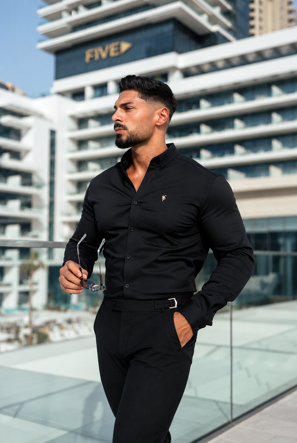 Super Slim Stretch Jeanshemd in Schwarz mit goldenem Metalldetail und Button-Down-Kragen - FS1040 (VORBESTELLUNG 18. OKTOBER)