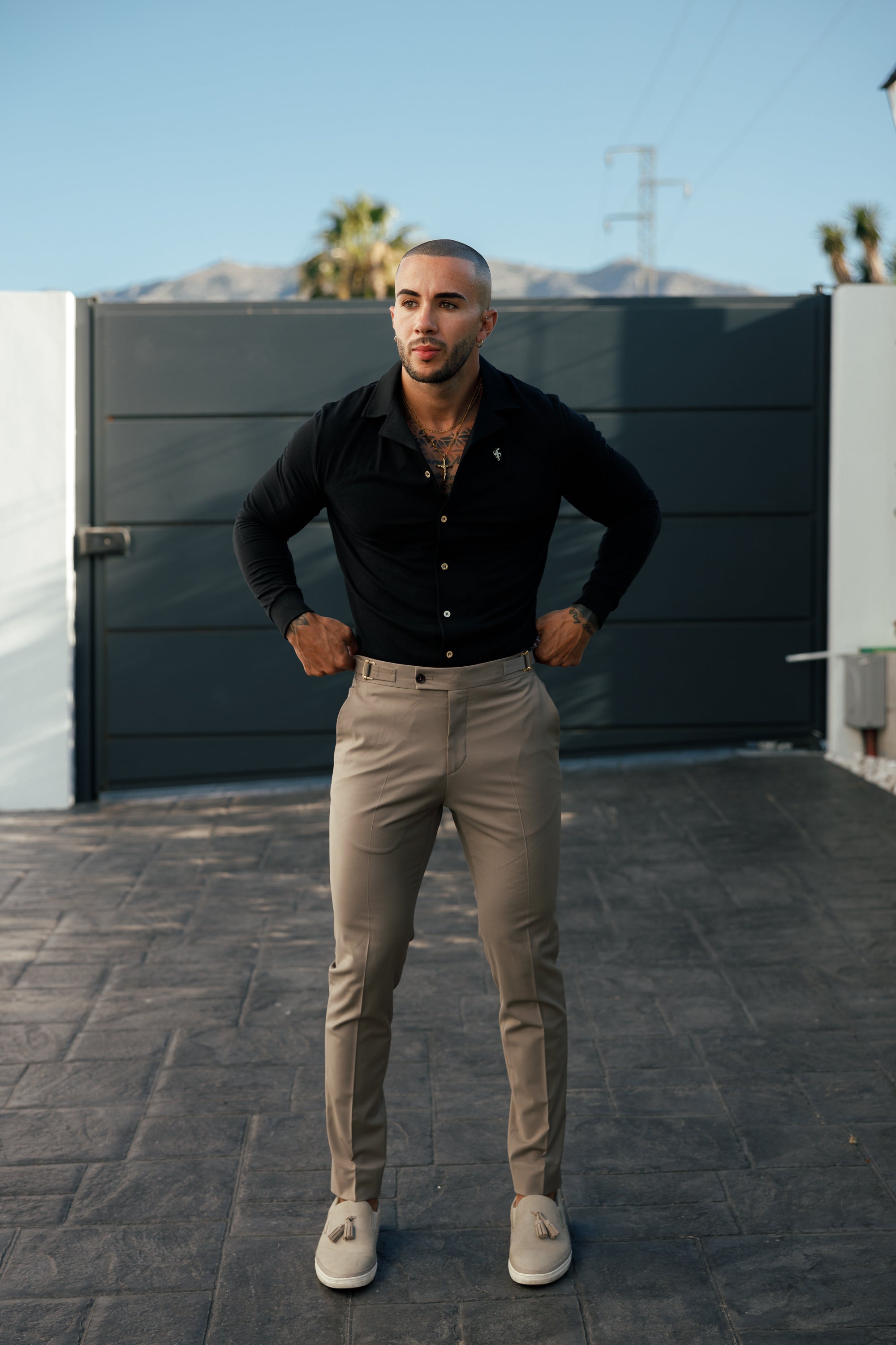 Schmale, elegante Stretchhose in Tabakbraun mit seitlichen Verstellmöglichkeiten - FST023