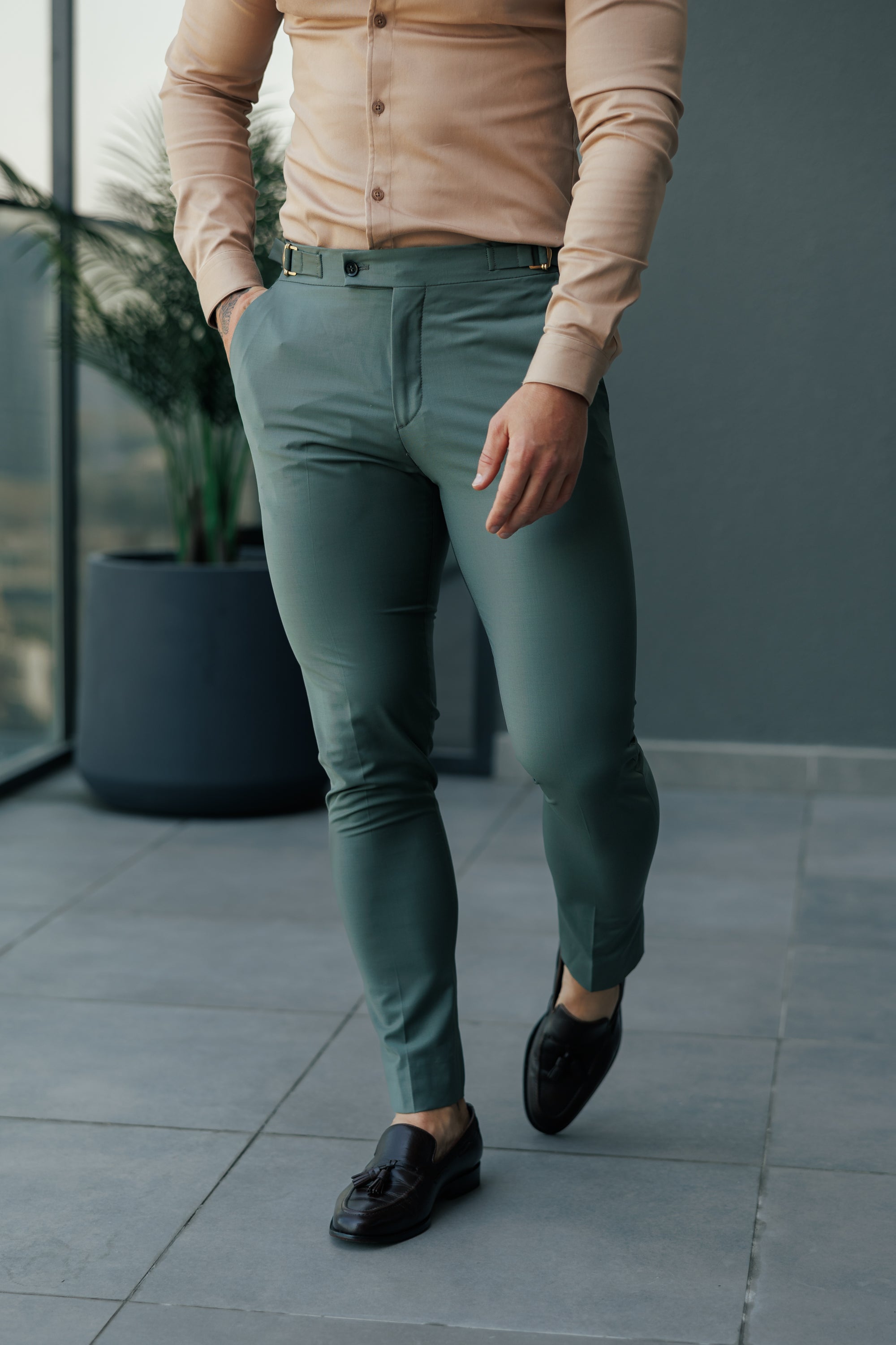 Schmal geschnittene, formelle Khaki-Stretchhose mit seitlichen Verstellmöglichkeiten - FST026