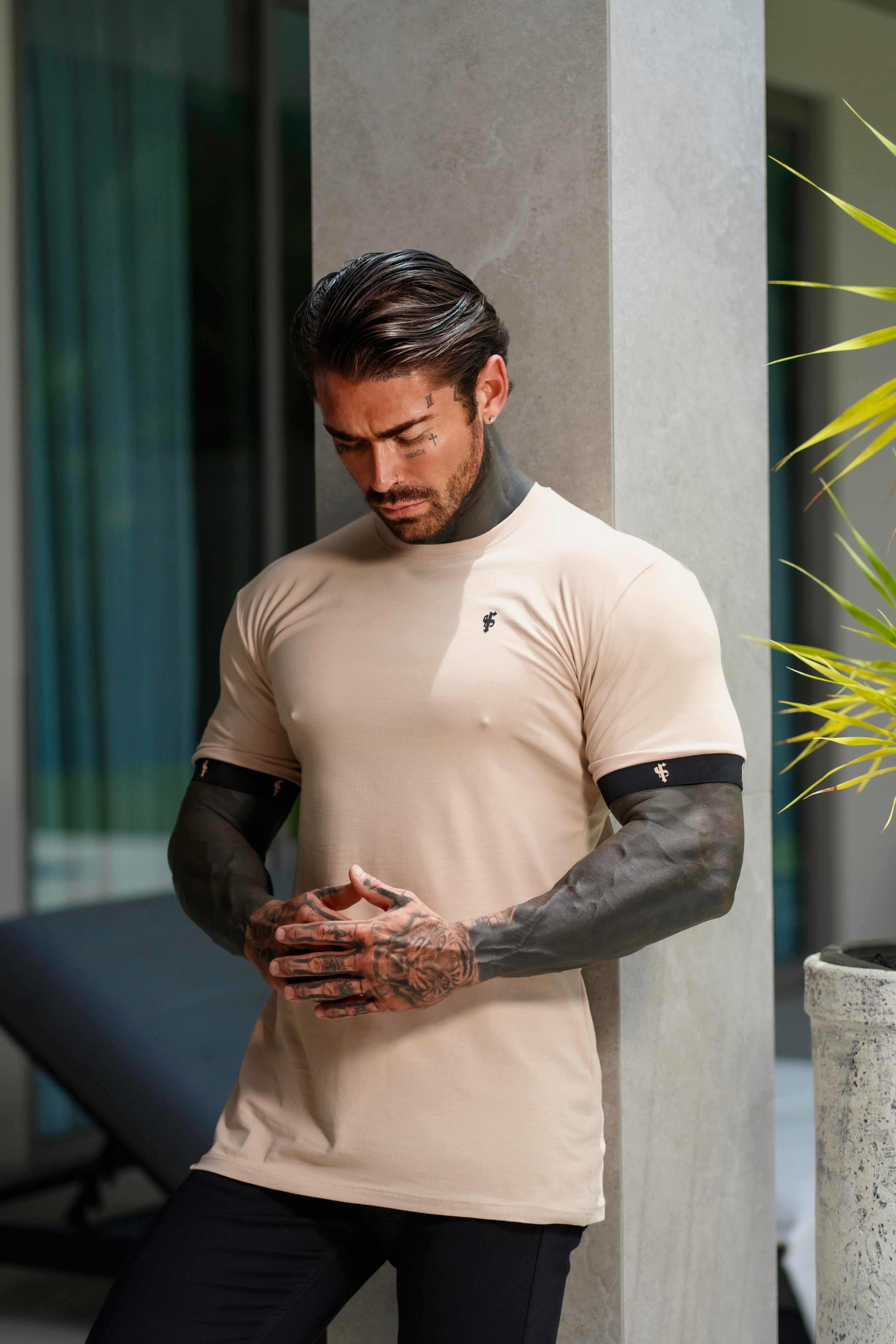 Klassisches beiges Rundhals-T-Shirt mit FS-Branding am Ärmelgummi - FSH1561