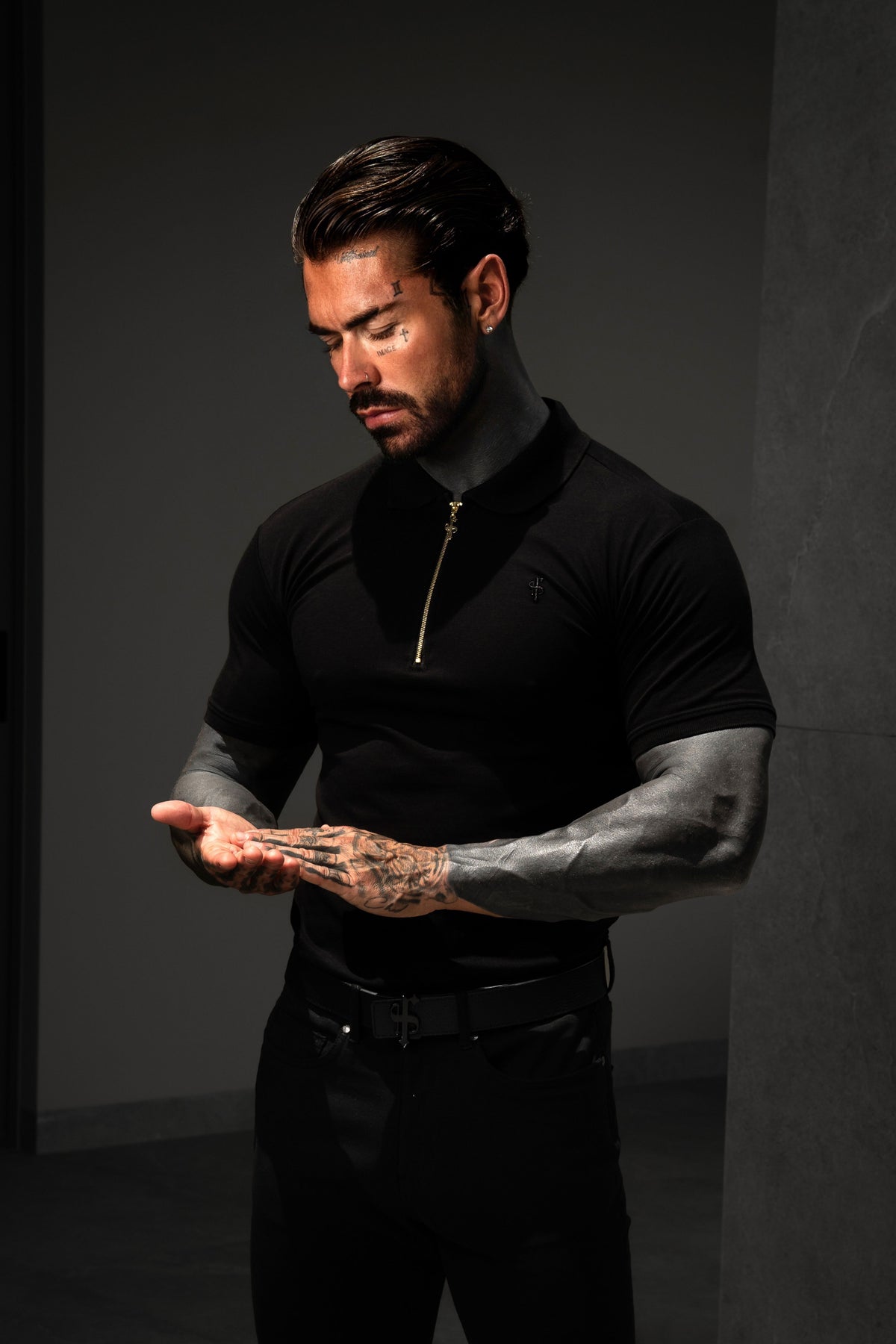Klassisches schwarz-goldenes Poloshirt mit Reißverschluss – FSH1520