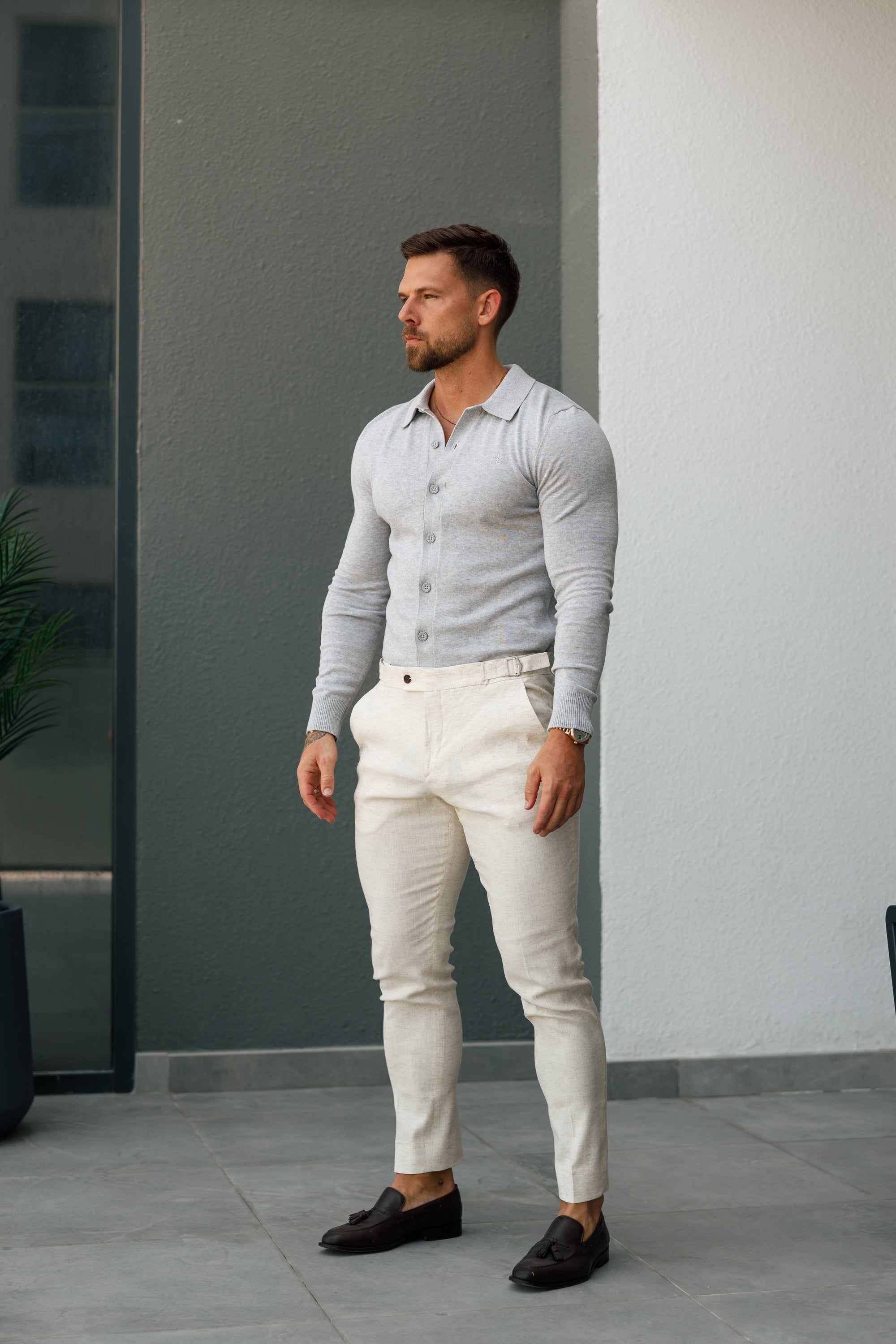 Schmale, elegante cremefarbene Leinenhose mit seitlichen Verstellmöglichkeiten - FST020