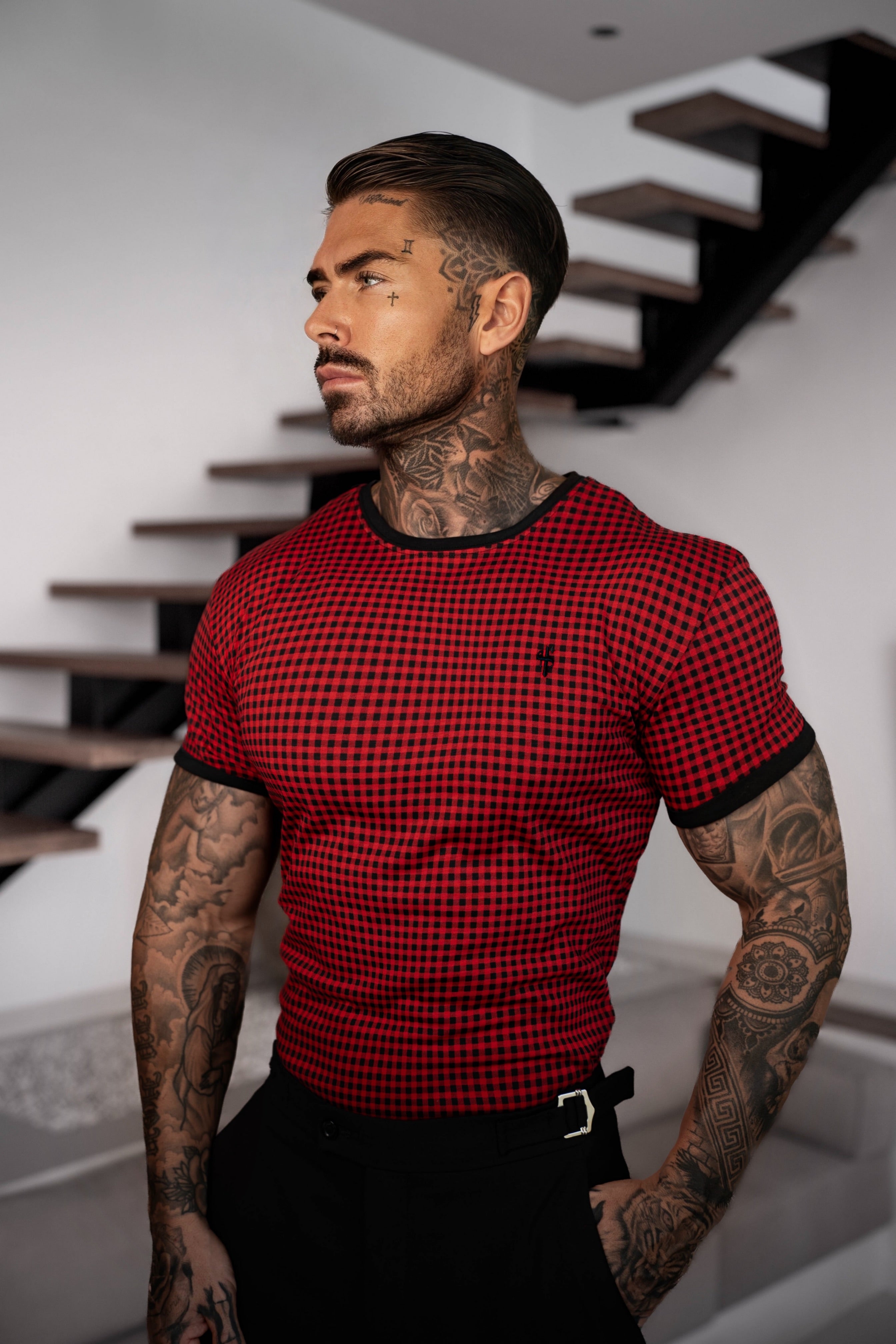 Bedrucktes, schwarz/rot kariertes, tailliertes T-Shirt - FSH1237
