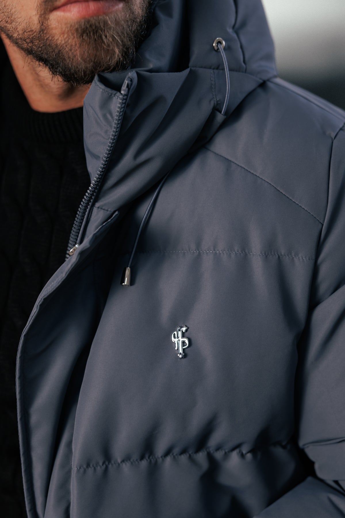 Gesteppter Mantel in Gunmetal mit Kapuze - FSN237 (VORBESTELLUNG 24. OKTOBER)