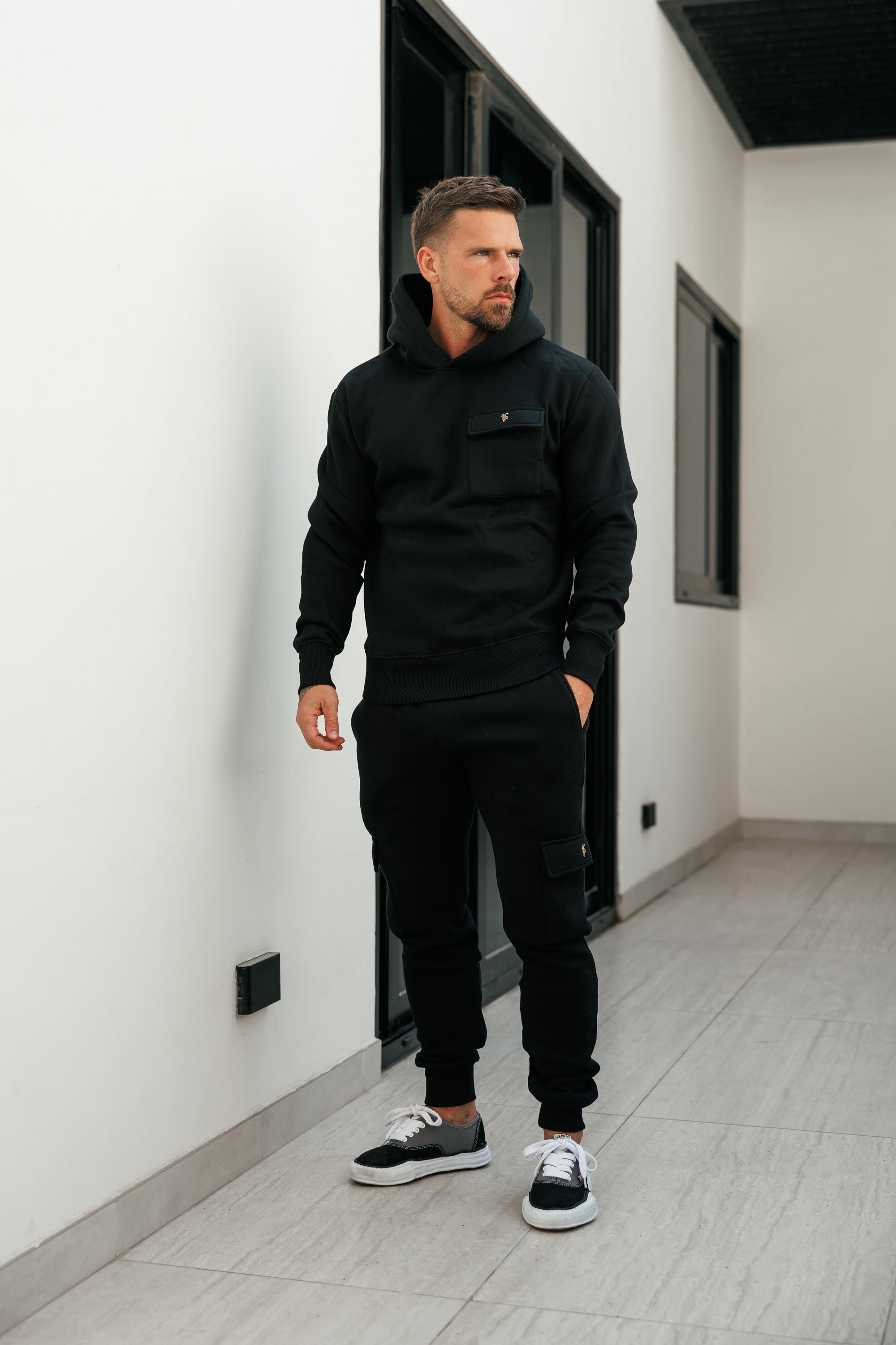 Schwarze/goldene Cargo-Trainingshose – FSR029 (VORBESTELLUNG 24. AUGUST)