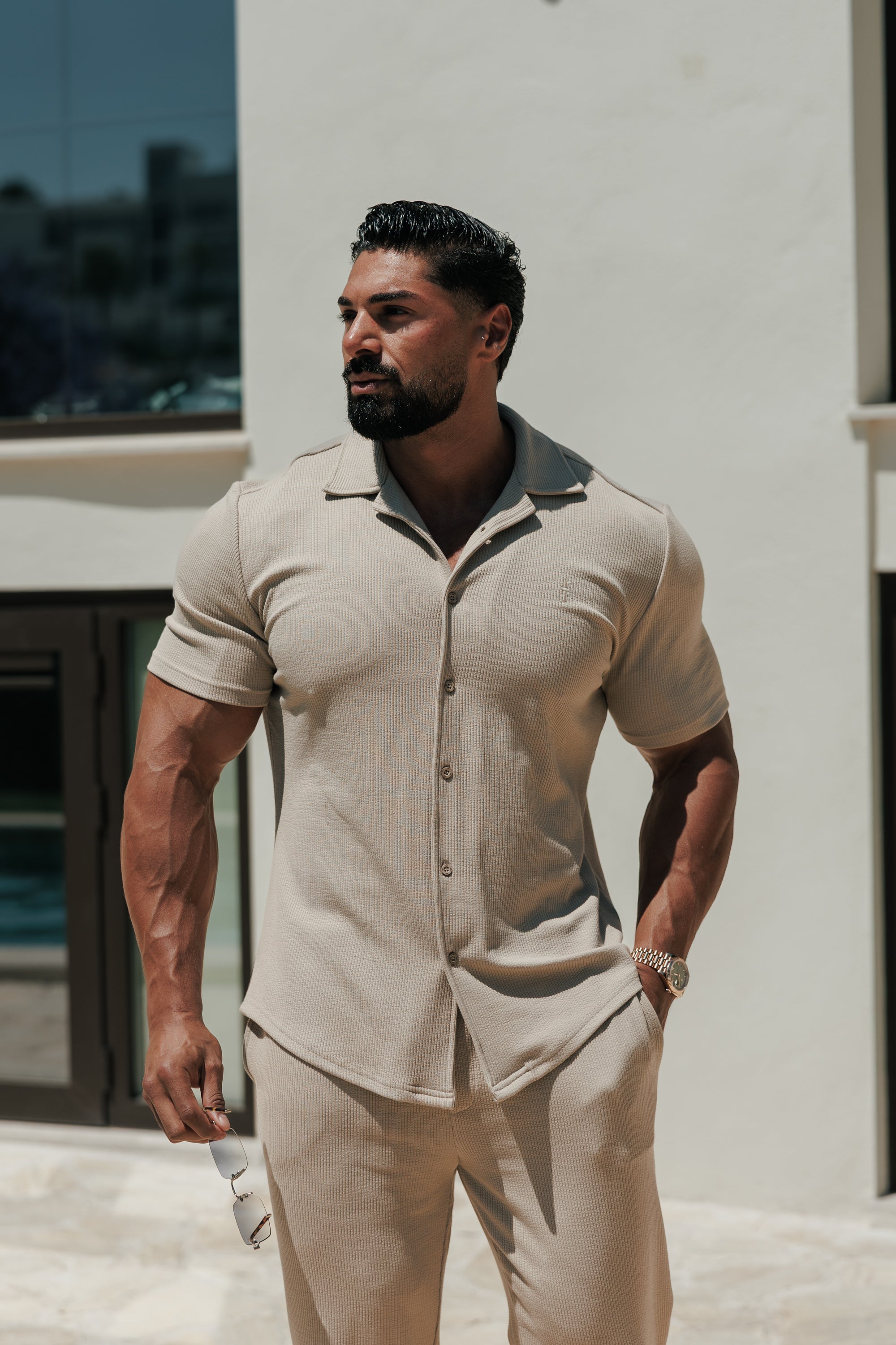 Jersey-Kord-Stretch-Hemd in Beige mit Revers und kurzen Ärmeln – FSR073 (VORBESTELLUNG 27. JULI)