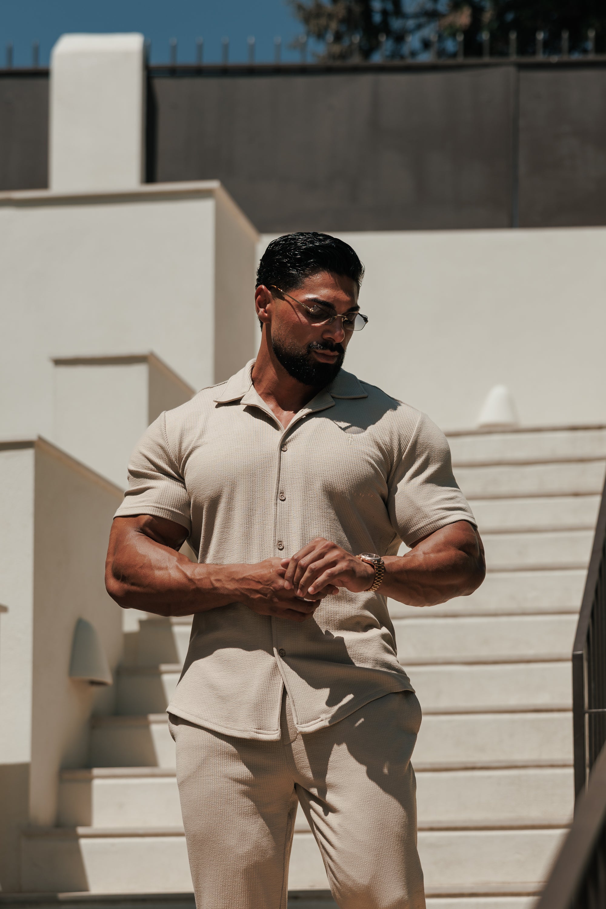 Jersey-Kord-Stretch-Hemd in Beige mit Revers und kurzen Ärmeln – FSR073 (VORBESTELLUNG 27. JULI)