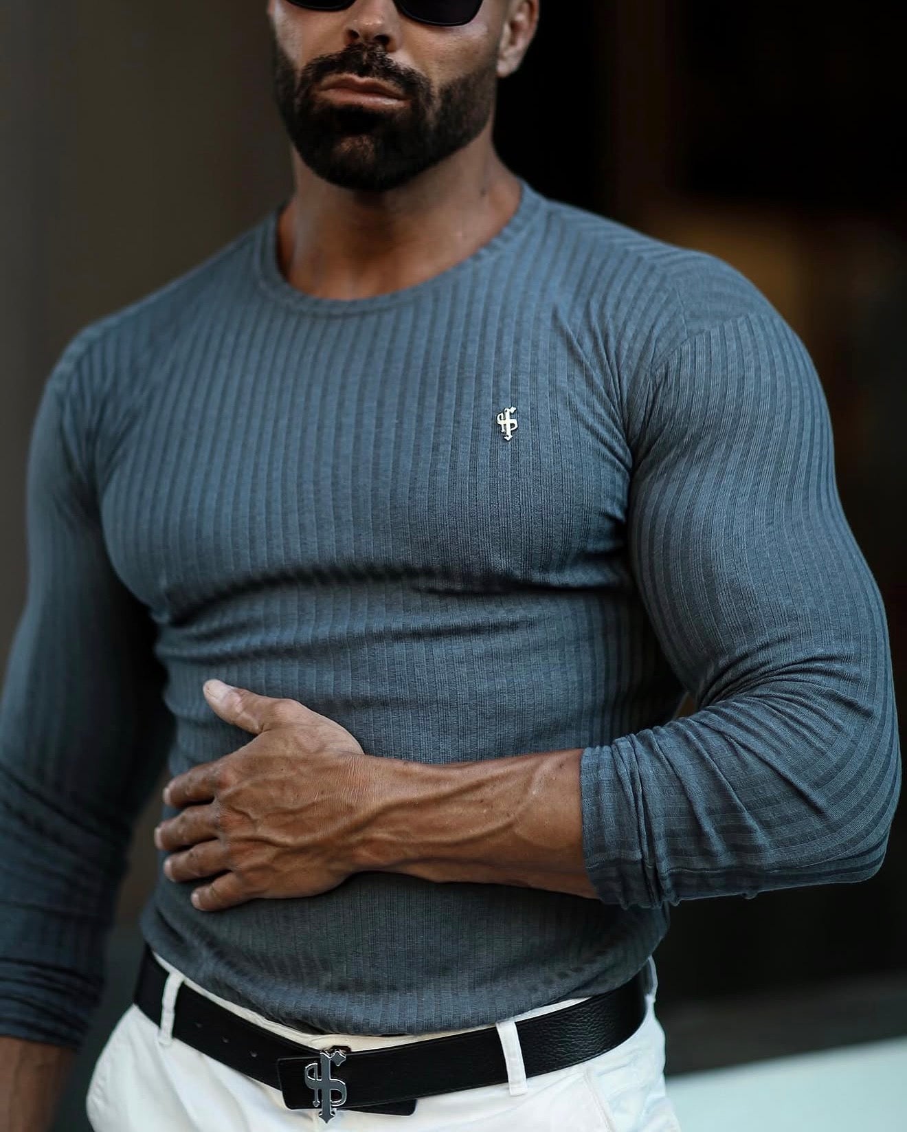 Superschmaler, gerippter Strickpullover in Anthrazit mit silbernem Metallemblem - FSH947