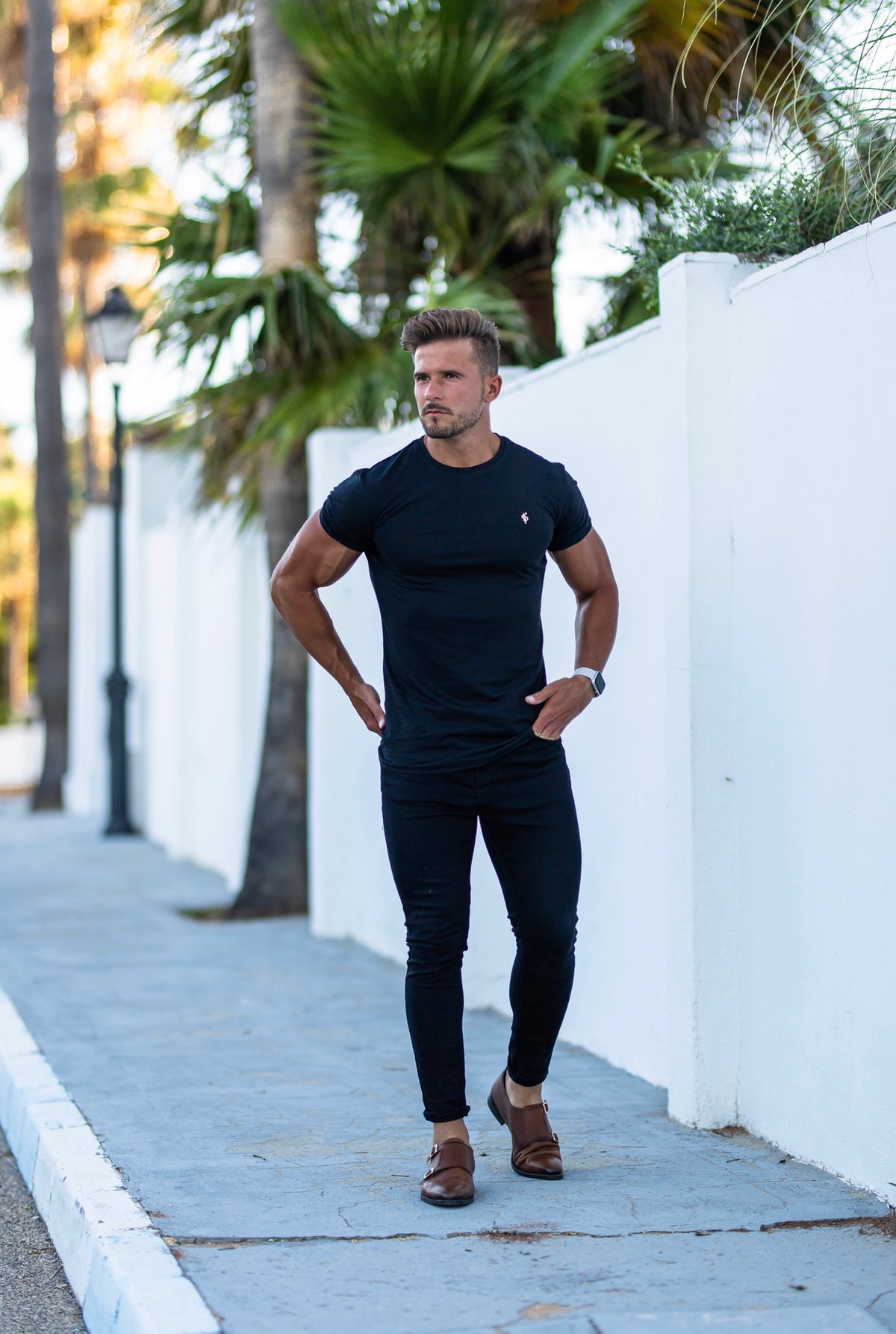 Schwarzes Bamboo Crew-T-Shirt mit goldenem Metall-Emblem FSH1382 (VORBESTELLUNG 30. OKTOBER)