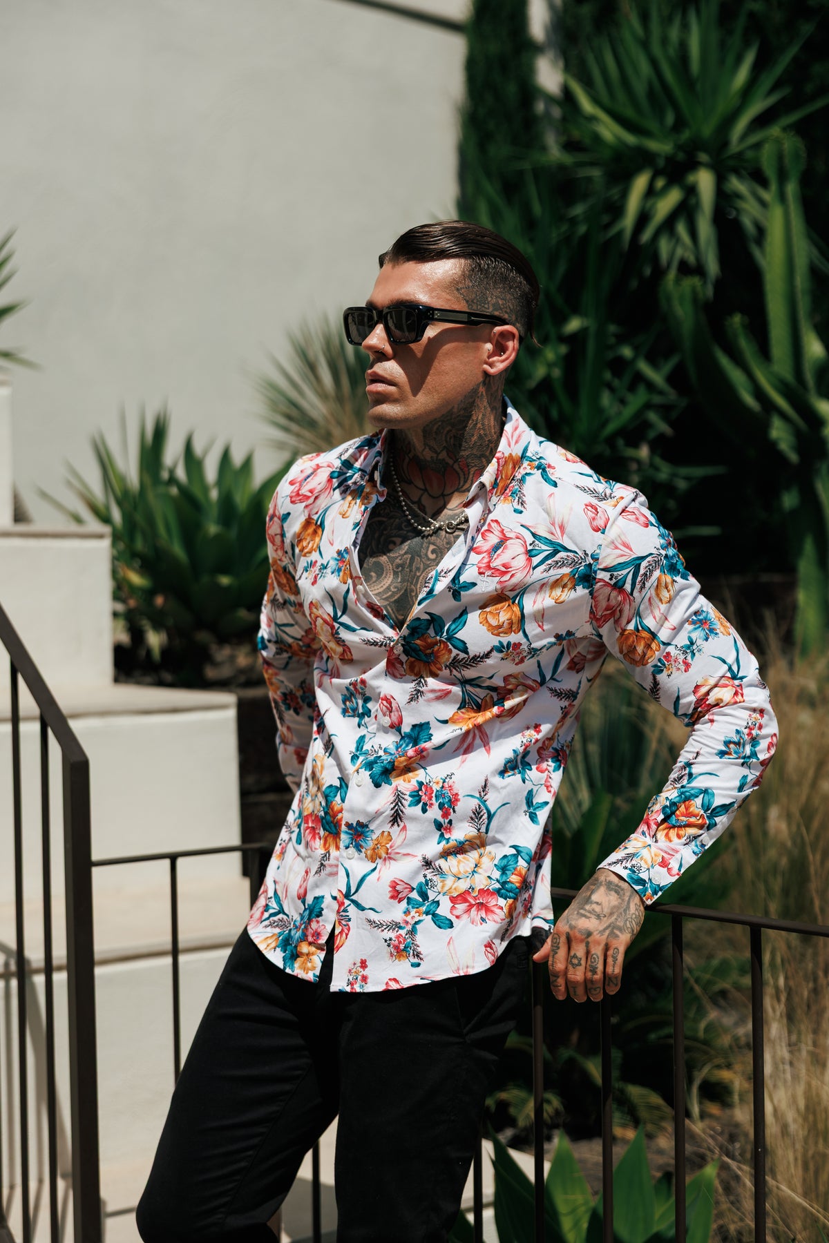 Super-Slim-Fit-Langarmshirt aus Stretchmaterial in Weiß mit leuchtendem Blumenmuster und Button-down-Kragen – FS1276