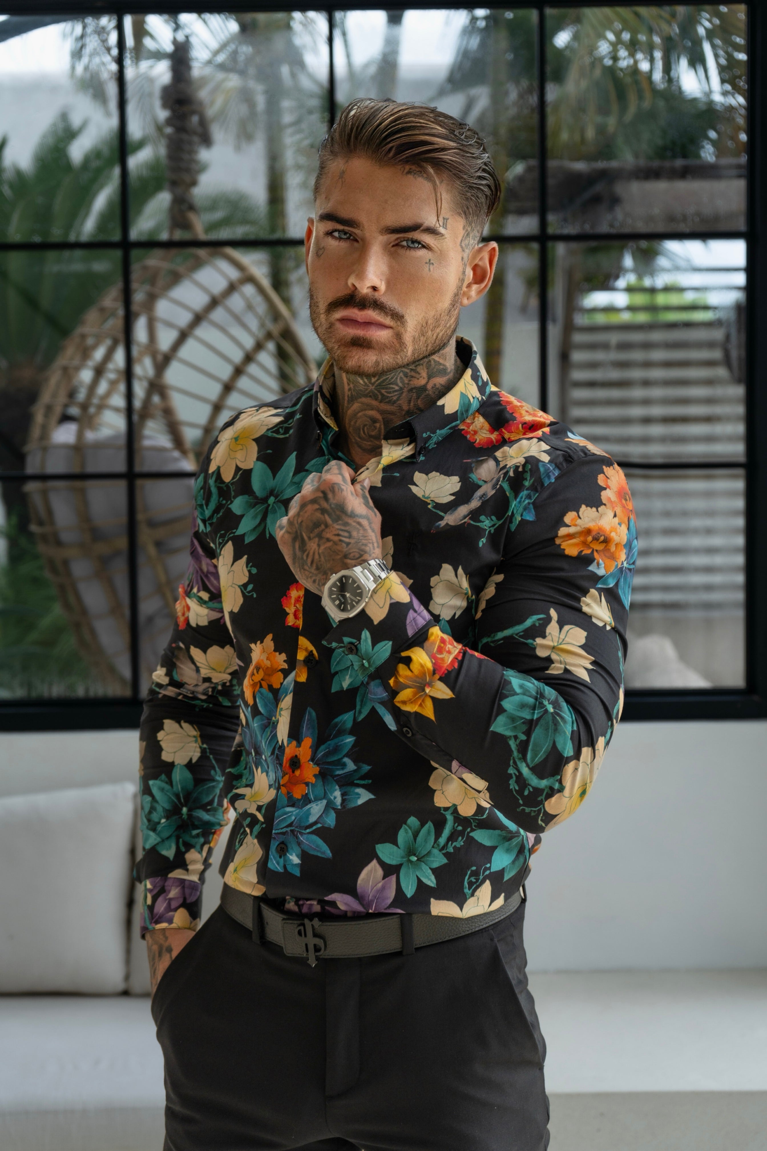 Klassisches Stretch-Langarmshirt in Schwarz mit lebhaftem Blumenmuster und Knopfleiste am Kragen - FS1154