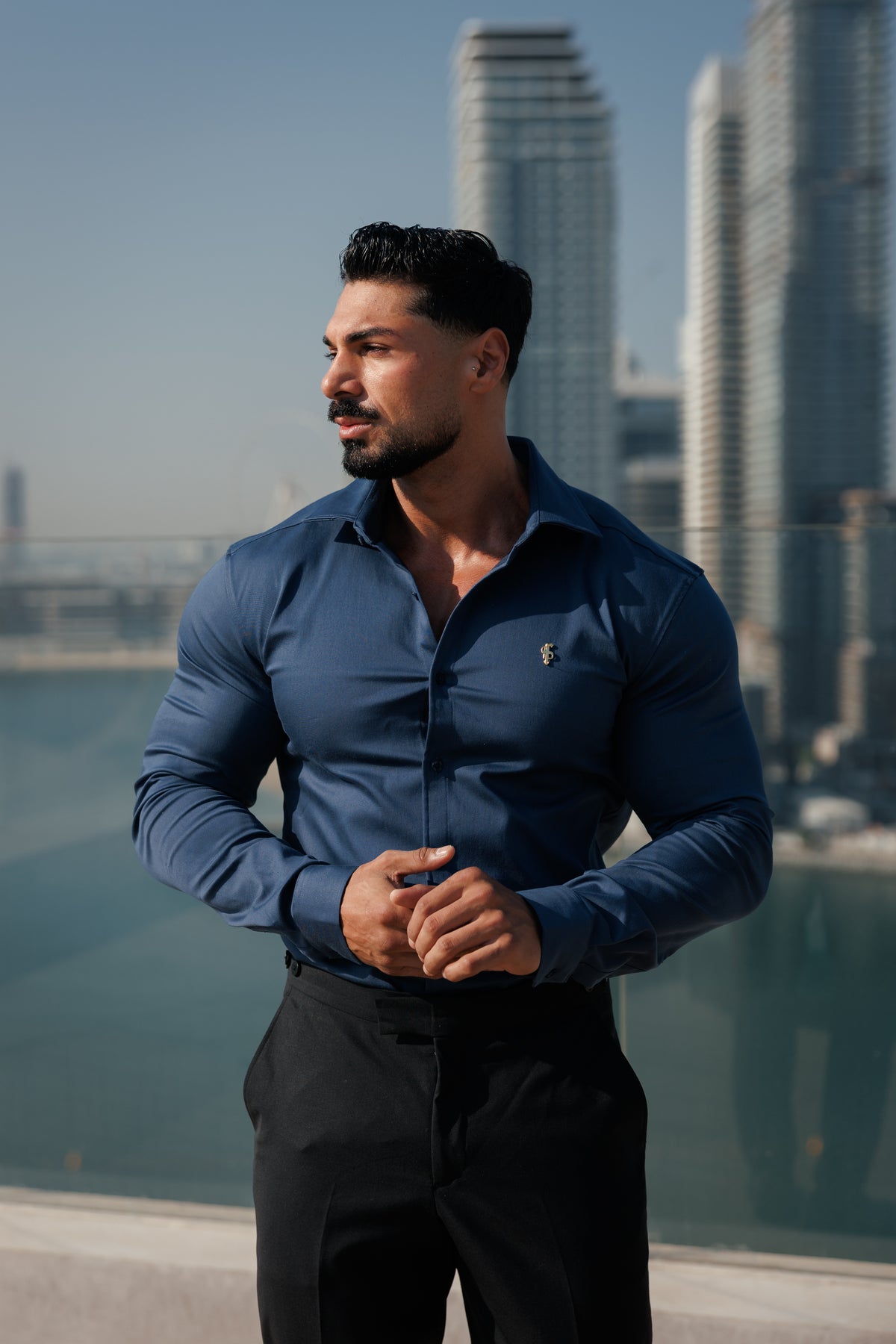 Super Slim Stretch Denim-Langarmhemd in New Navy mit goldfarbenem Metalldetail und Haikragen - FS1314