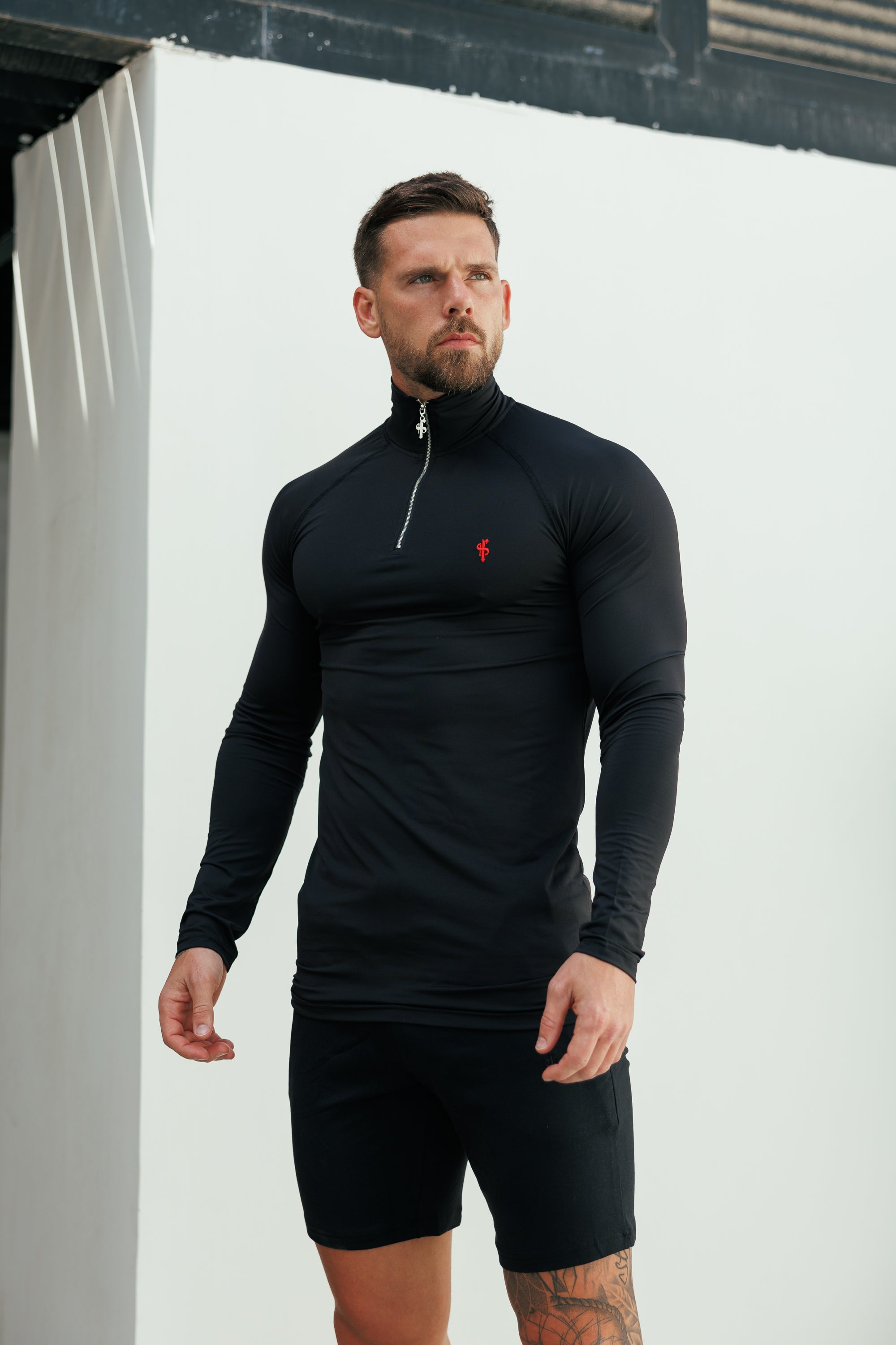 Muscle Fit Langarm-Sporttop mit halbem Reißverschluss, schwarz/rot - FSH1450