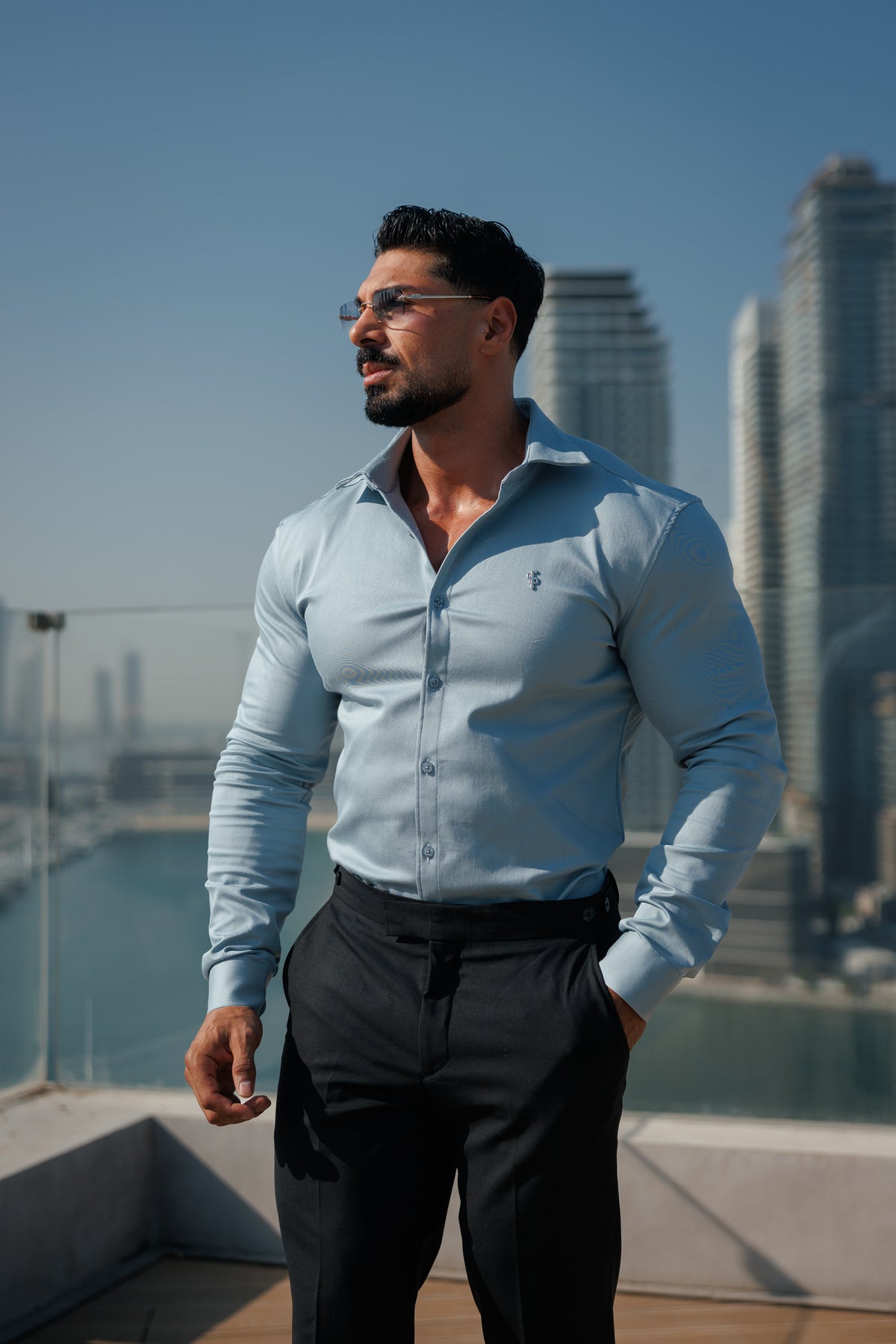 Super Slim Stretch-Jeanshemd in Stahlblau mit langen Ärmeln, silbernem Metalldetail und Haifischkragen - FS1313