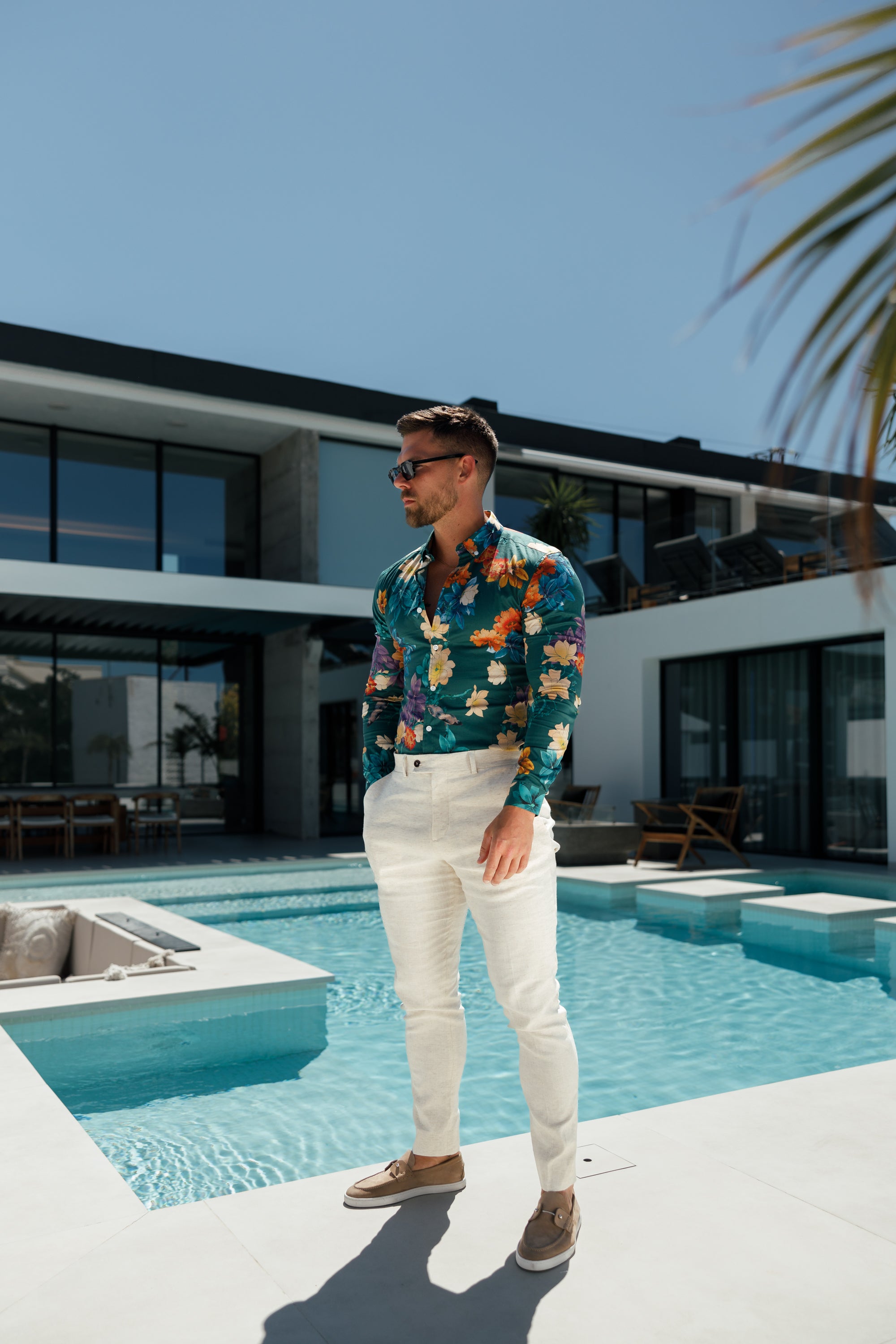 Schmale, elegante cremefarbene Leinenhose mit Gürtelschlaufen - FST019
