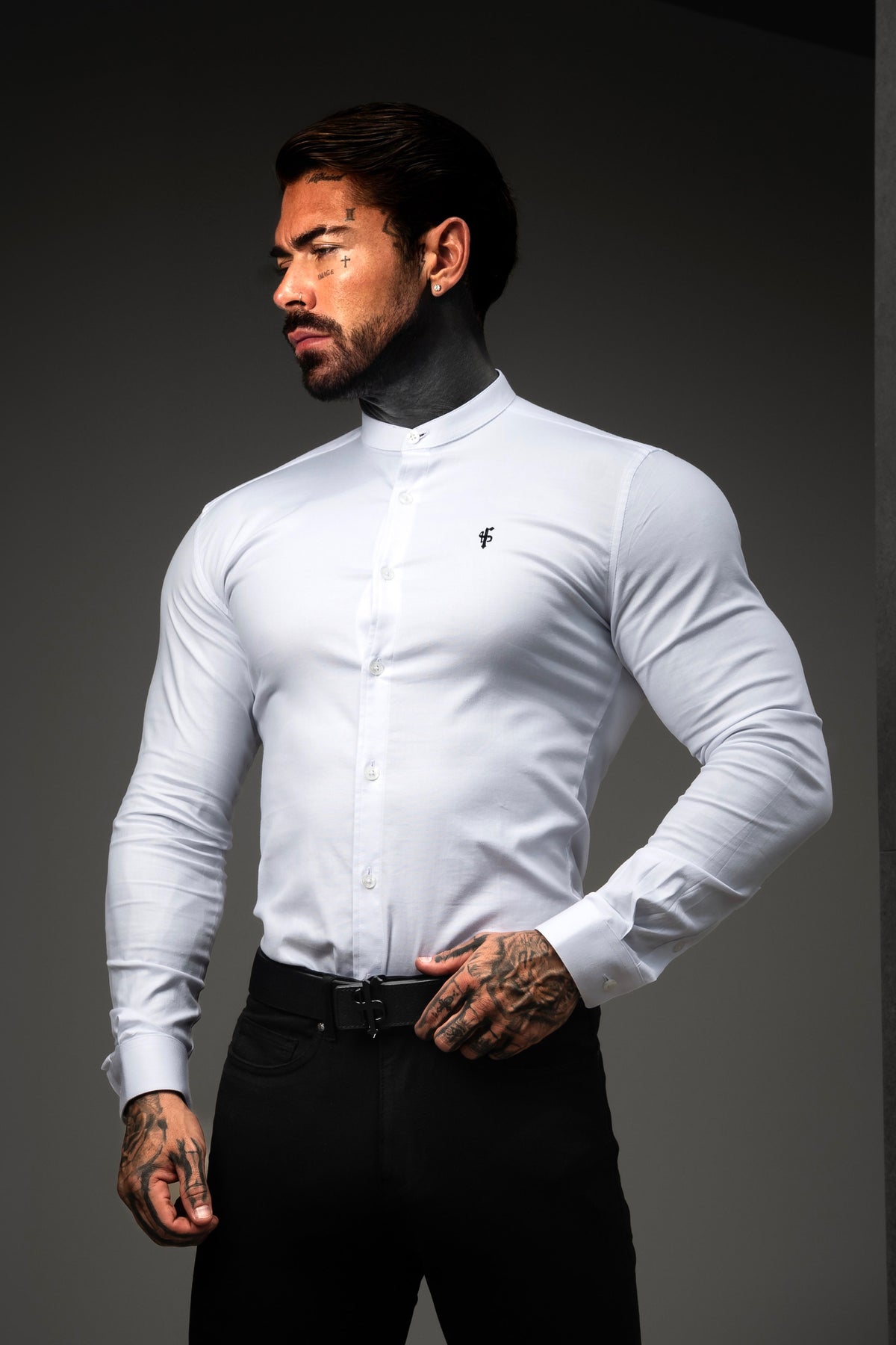Super Slim Stretch Klassisches Oxford-Hemd in Weiß mit Stehkragen und schwarzer Stickerei – FS732BLK