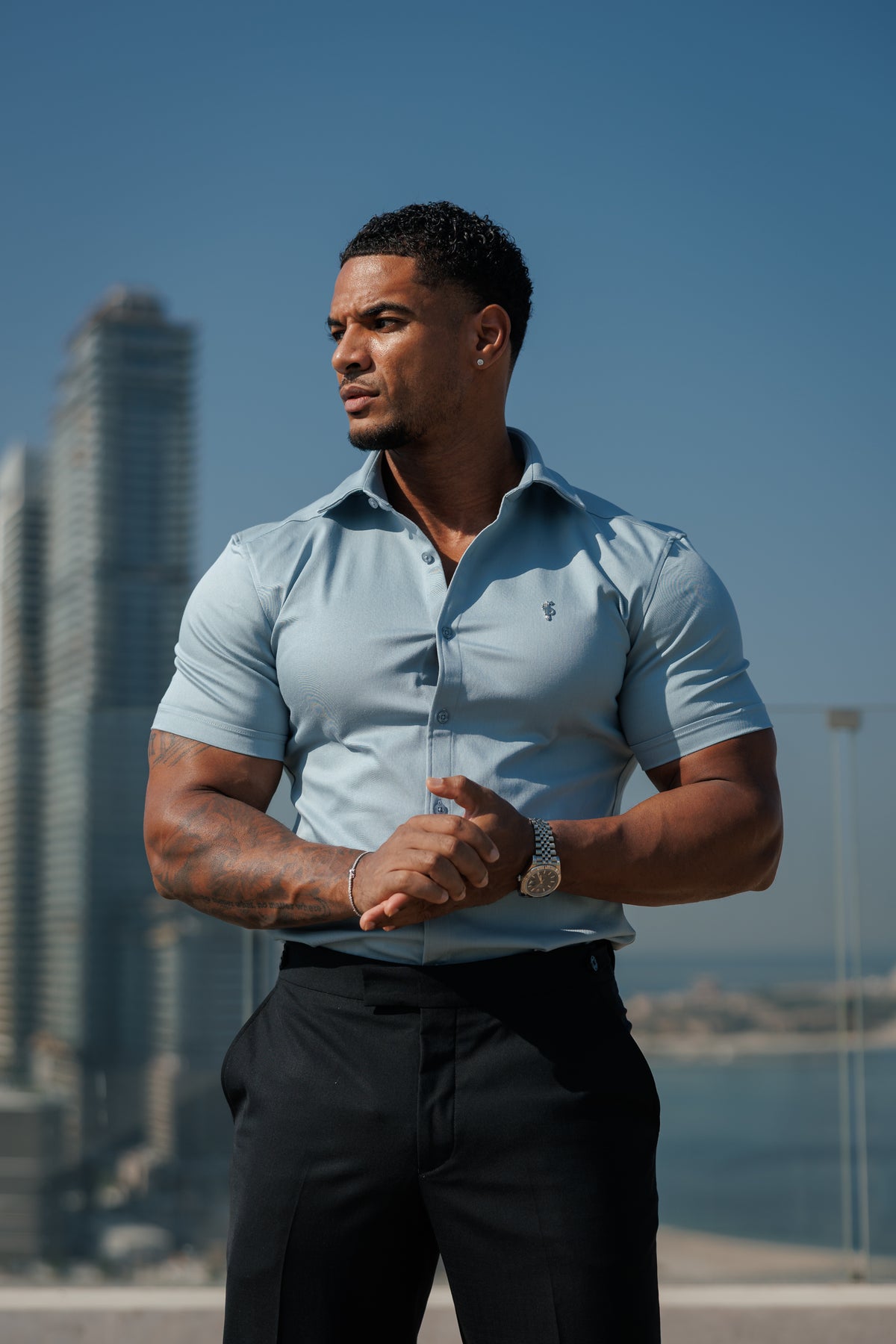 Super Slim Stretch-Jeanshemd in Stahlblau mit kurzen Ärmeln, silbernem Metalldekor und Haifischkragen - FS1321
