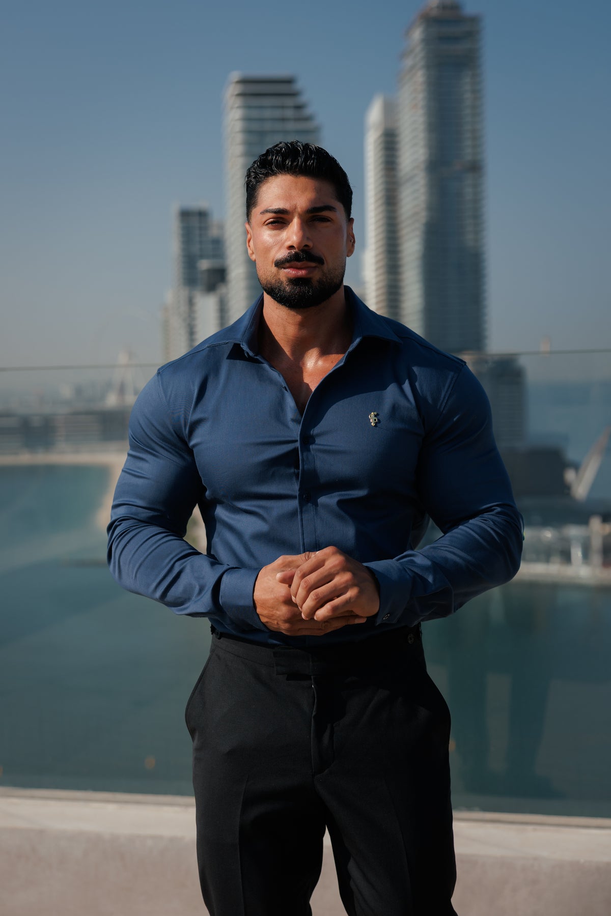 Super Slim Stretch Denim-Langarmhemd in New Navy mit goldfarbenem Metalldetail und Haikragen - FS1314