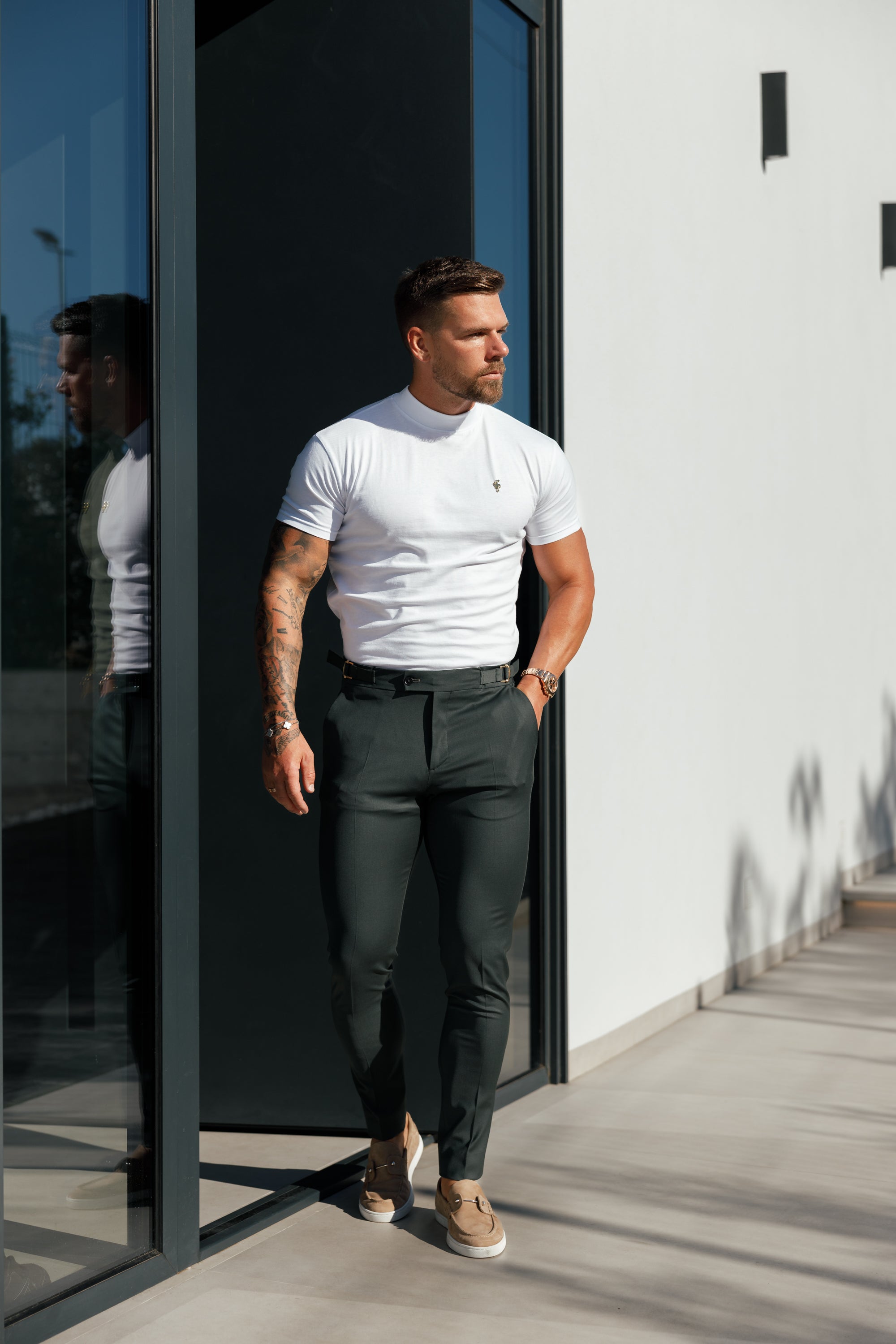 Schmale, elegante, dunkelgrüne Stretchhose mit seitlichen Verstellmöglichkeiten - FST032