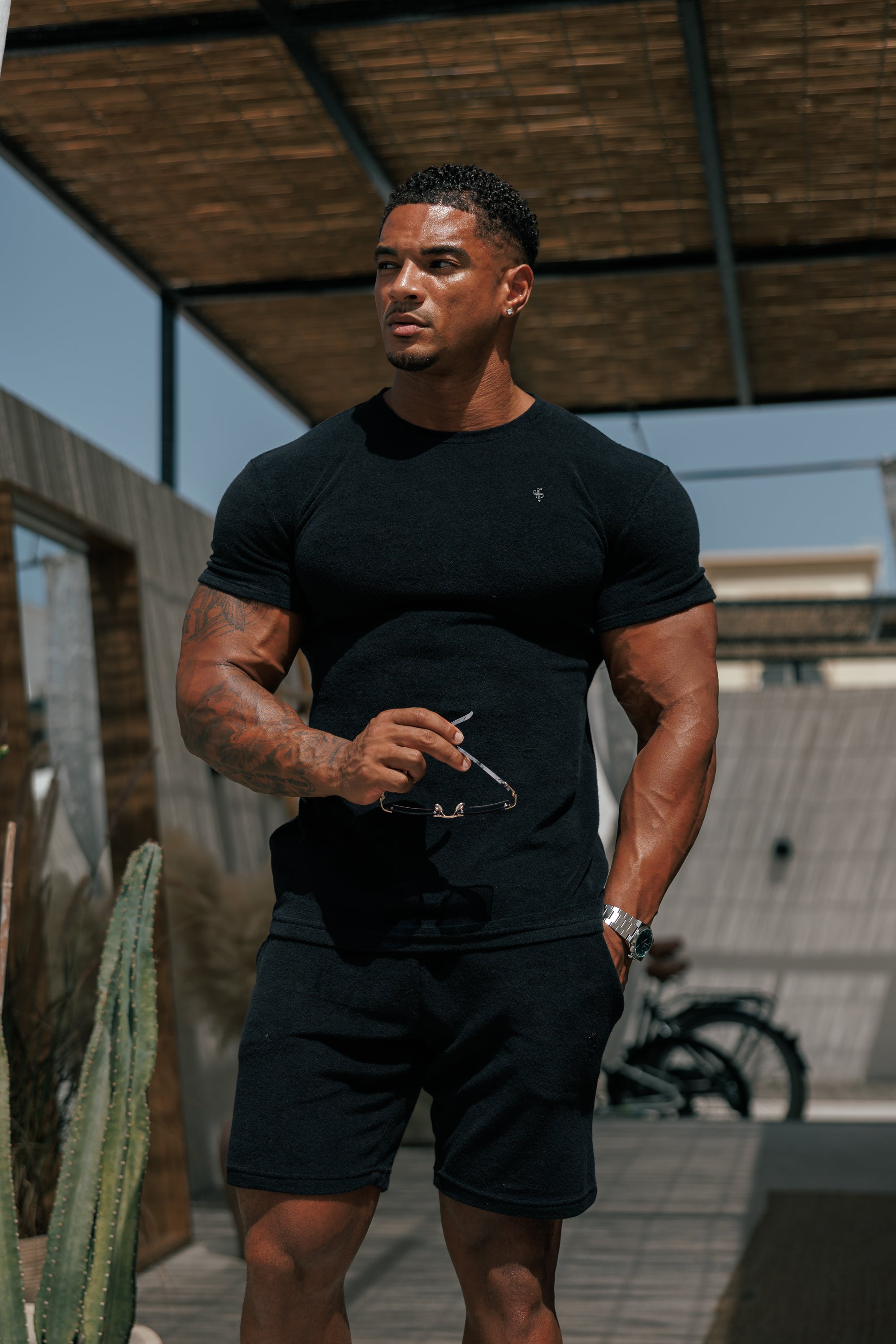 Schwarzes Frottee-T-Shirt mit Rundhalsausschnitt - FSH816