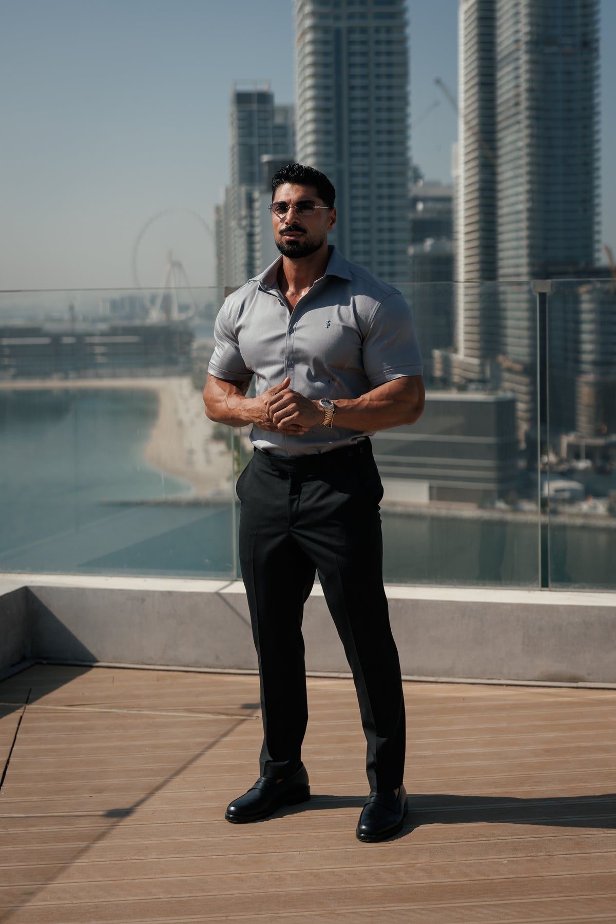 Super Slim Stretch Denim-Kurzarmhemd in Mittelgrau mit silbernem Metalldetail und Haikragen - FS1327