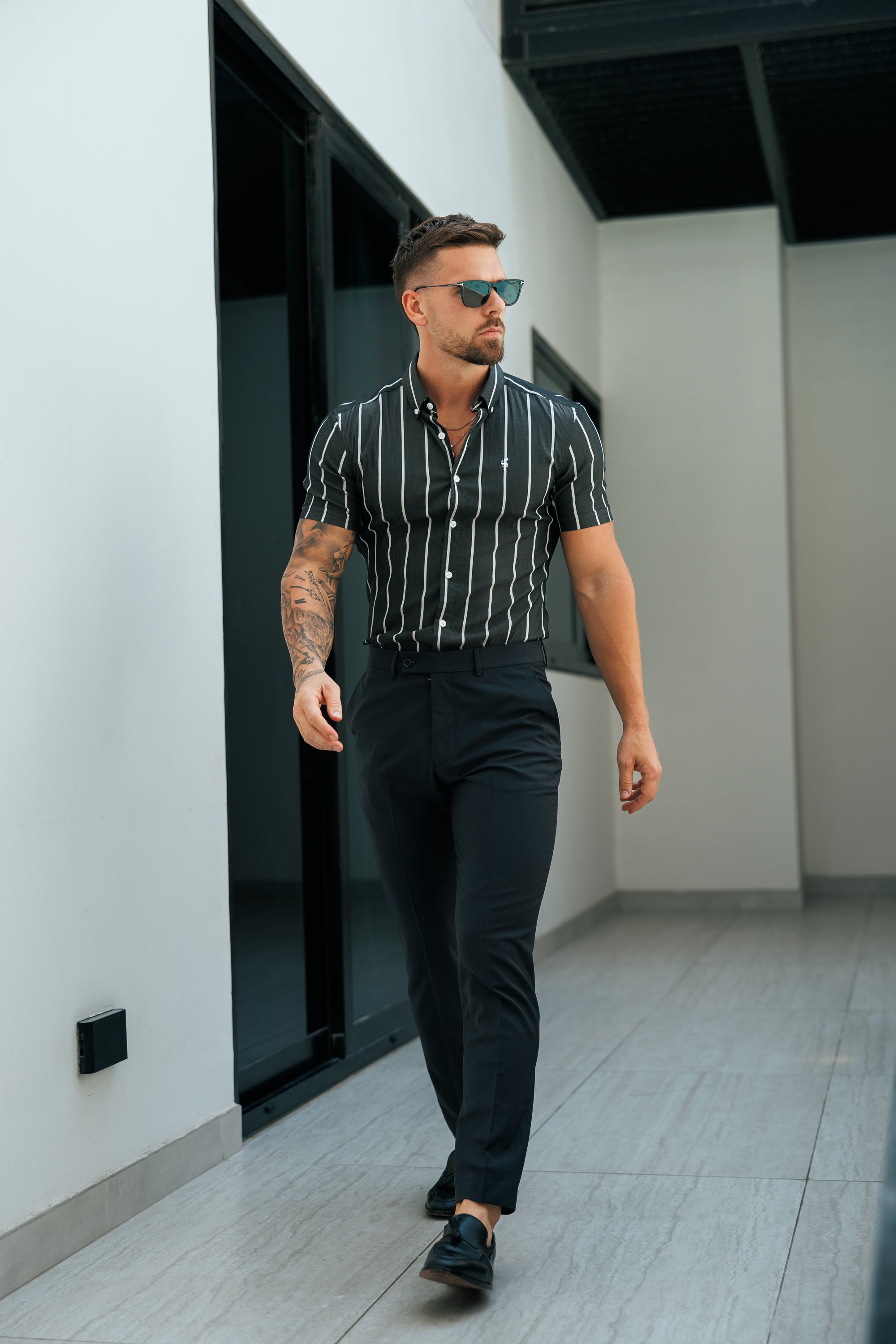 Super Slim Stretch Anthrazit/Weiß bedrucktes Kurzarmhemd mit breiten Streifen und Knopfleiste - FS1227
