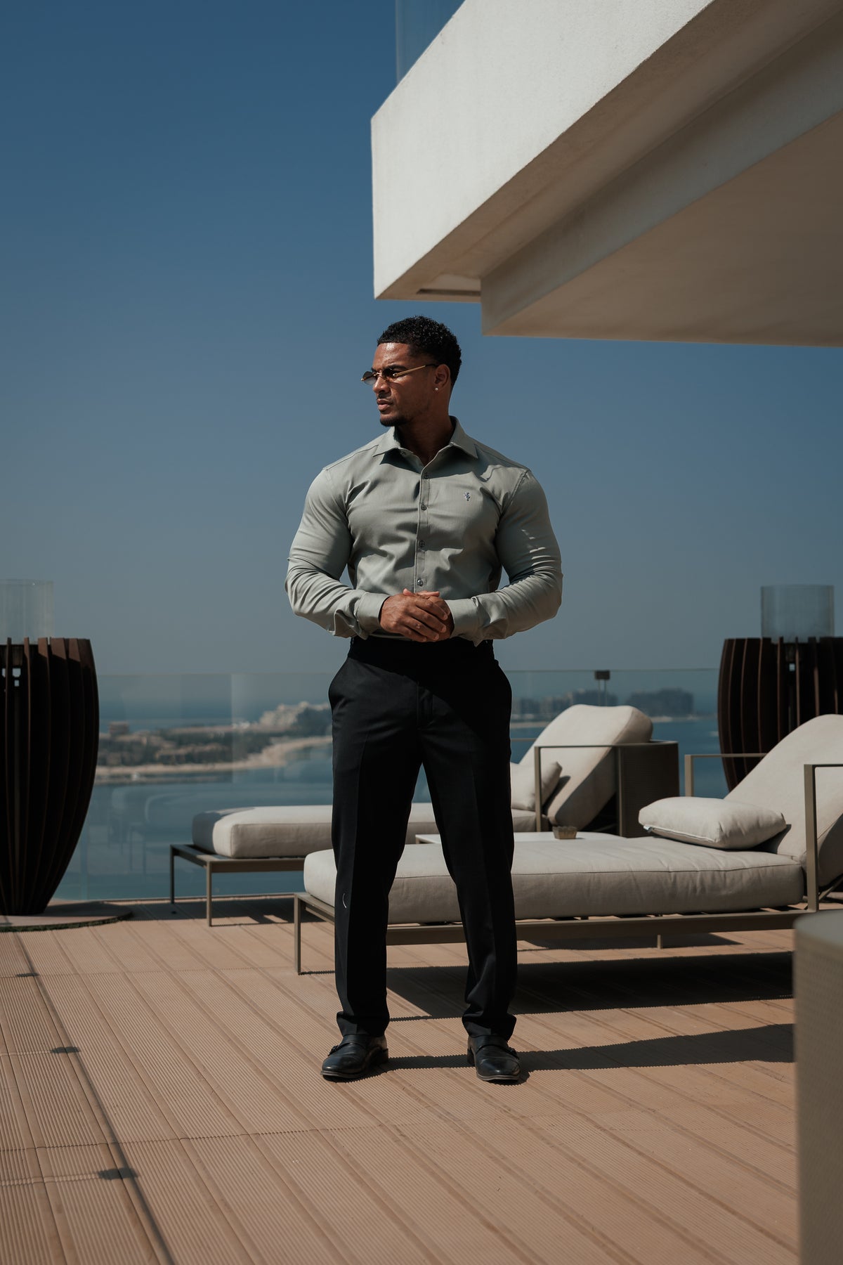 Super Slim Stretch Jeanshemd in Salbeigrün mit langen Ärmeln, silbernem Metalldekor und Haifischkragen - FS1318