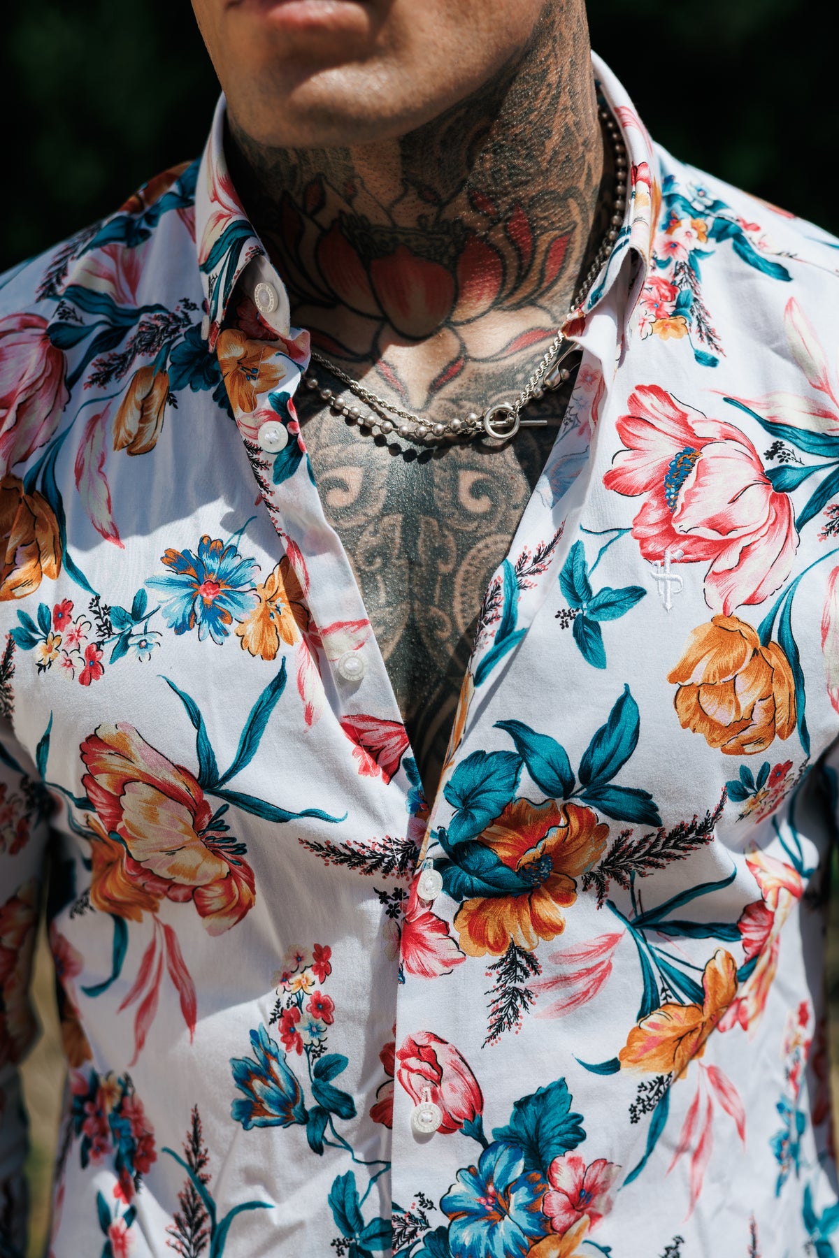 Super-Slim-Fit-Langarmshirt aus Stretchmaterial in Weiß mit leuchtendem Blumenmuster und Button-down-Kragen – FS1276