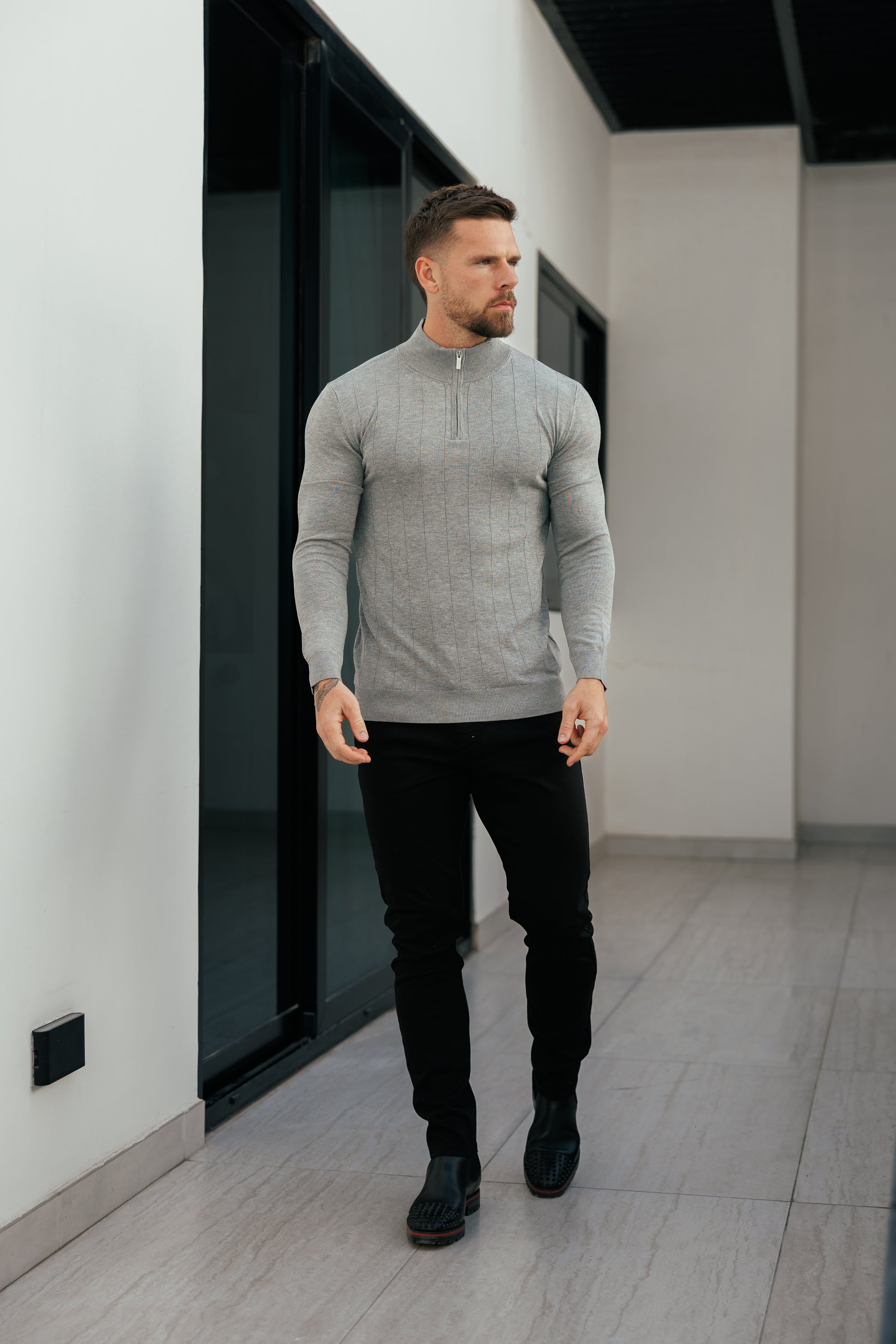Selbstgestreifter Strickpullover mit 1/4-Reißverschluss und Stehkragen, hellgrau, langärmlig - FSR053
